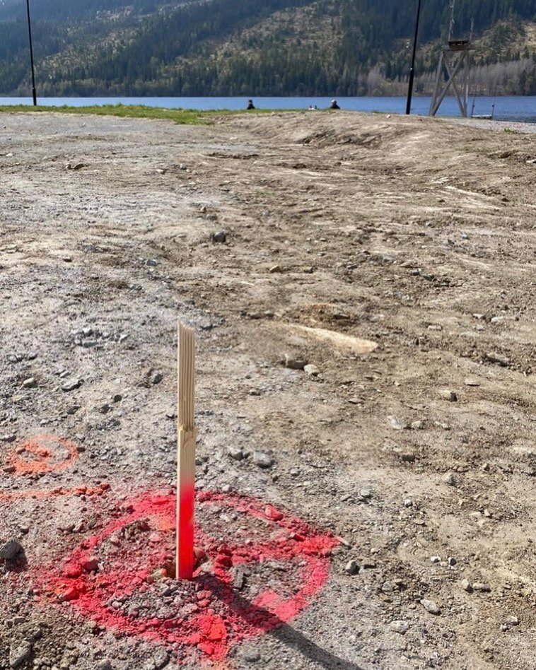 Vi blir s&aring; ledsna och besvikna av att se skadeg&ouml;relse d&auml;r vi h&aring;ller p&aring; att bygga den skatepark som s&aring; m&aring;nga i kommunen hj&auml;lpts &aring;t f&ouml;r att f&aring; till. I torsdags anlitade vi m&auml;ttekniker f