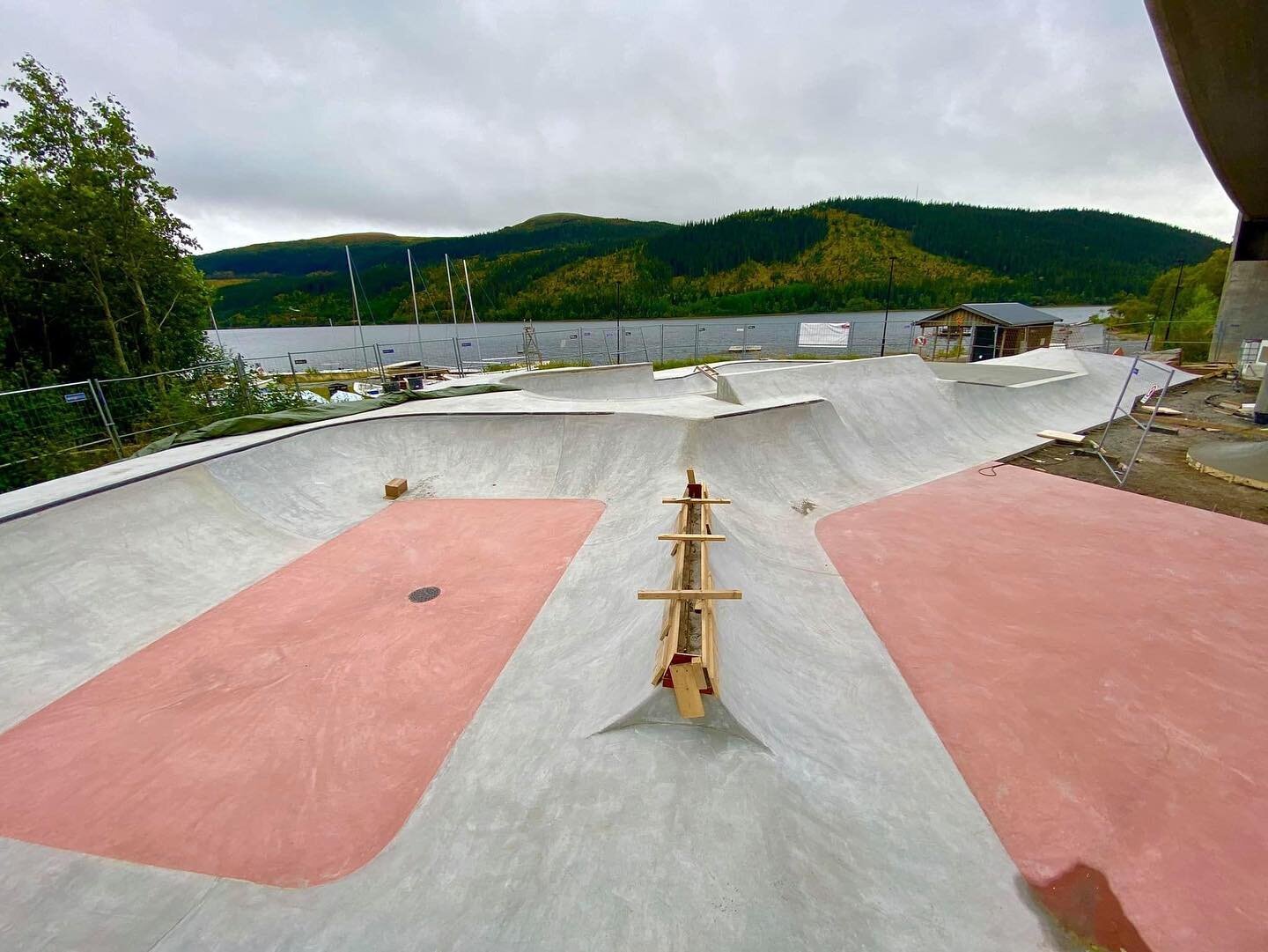 S&aring; fort vi f&aring;r en lucka i v&auml;dret s&aring; gjuter betongkonstn&auml;rerna fr&aring;n Bryggeriet Bygg f&ouml;r fullt! 

T&auml;nk p&aring; att skateparken fortfarande &auml;r en byggarbetsplats och det &auml;r inte till&aring;tet att v