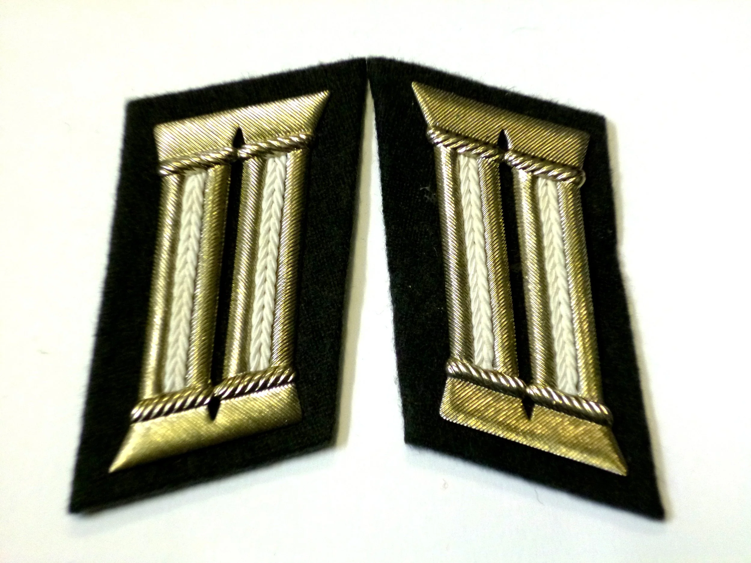 2 PIEZAS DE CUELLO OFICIAL DDR