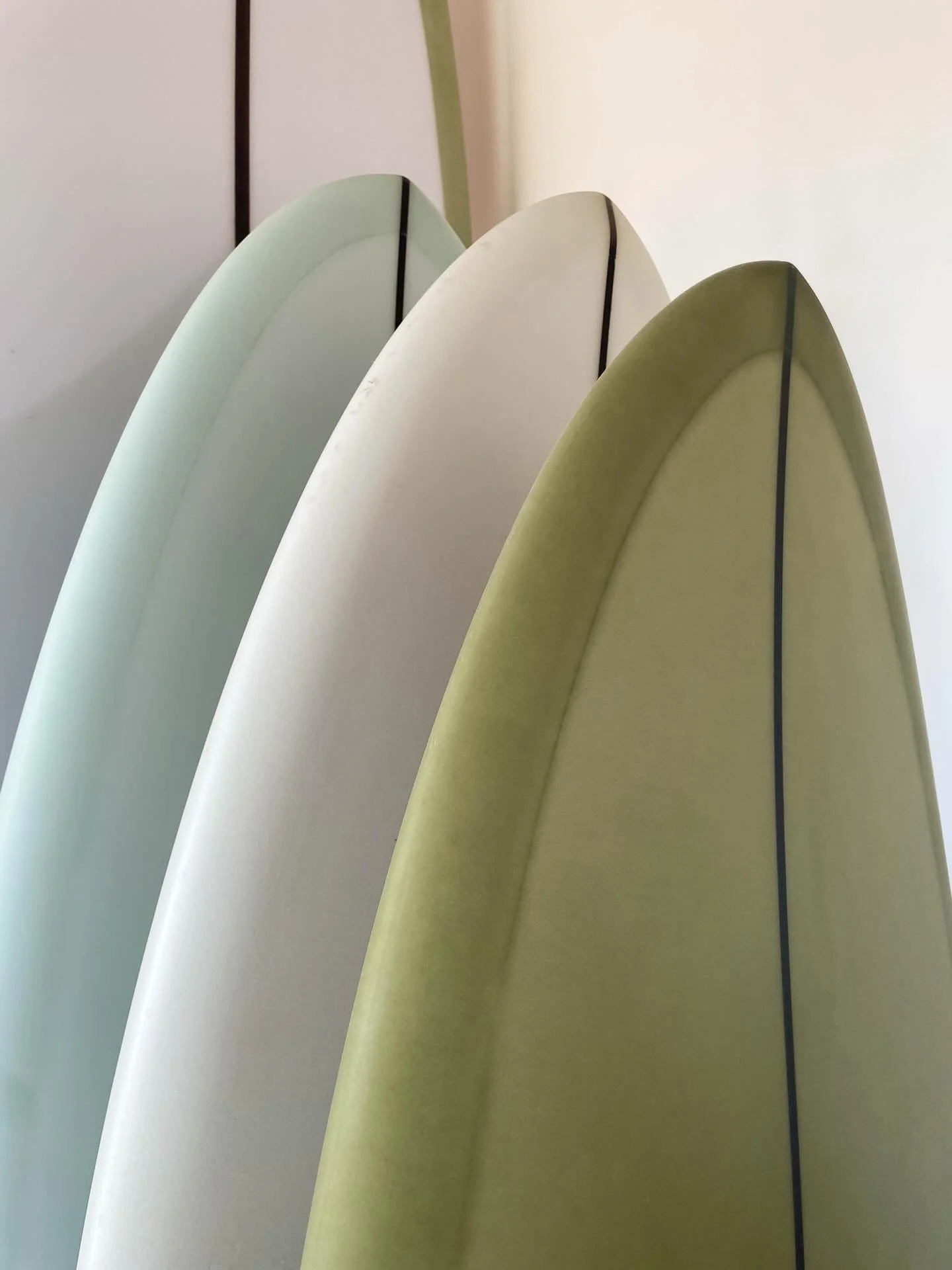 Full racks. Come check out our stock boards at the showroom, or shoot us a DM for a custom order!
- Racks llenos. Pasa al showroom a ver las tablas disponibles, o m&aacute;ndanos DM para pedir un custom.