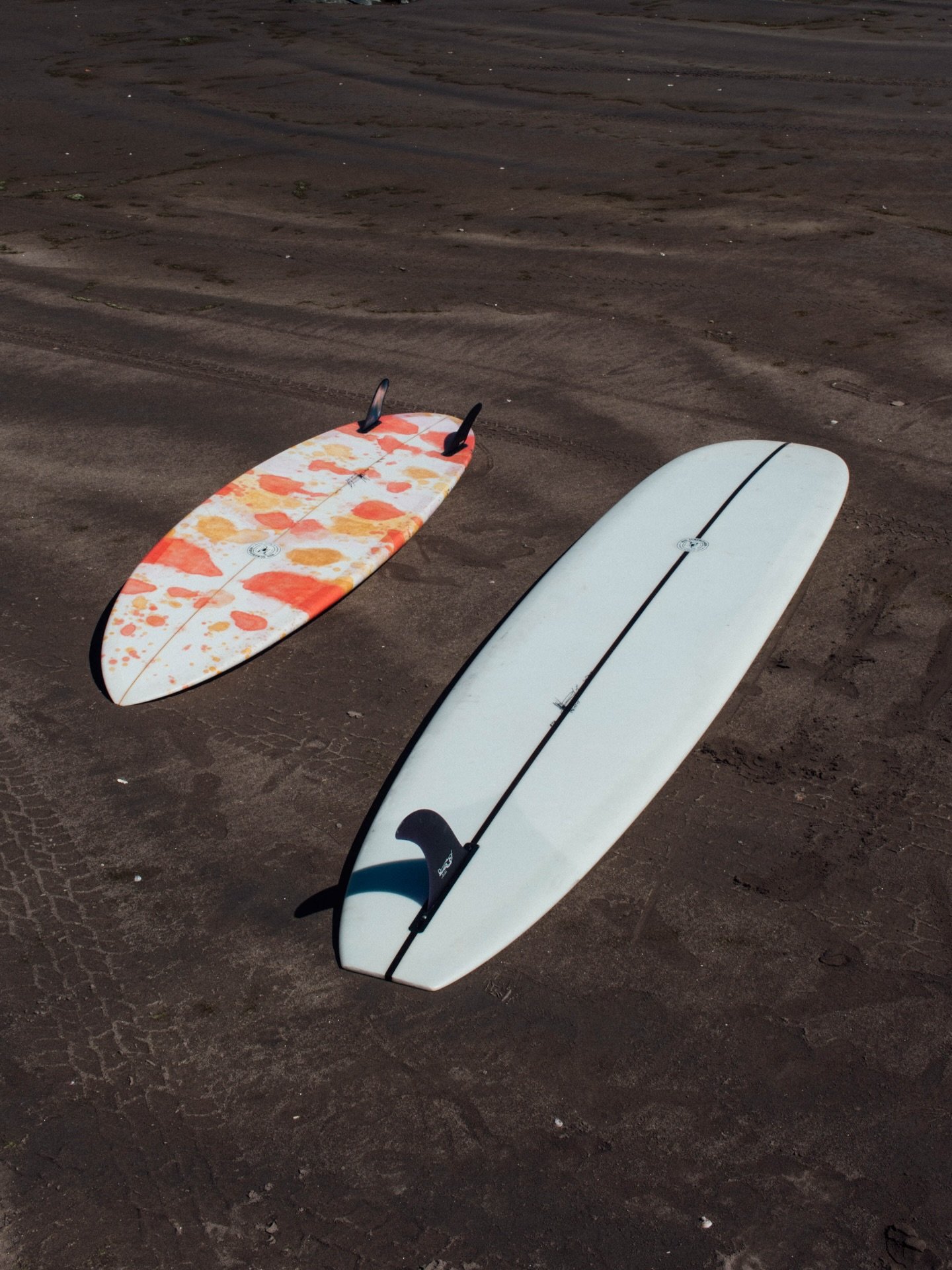 A few moments from a little surf trip. Couldn&rsquo;t pick a board, so brought them all.
- Unos momentos de un surf trip. No pudimos decidirnos por una tabla, as&iacute; que nos llevamos todas.