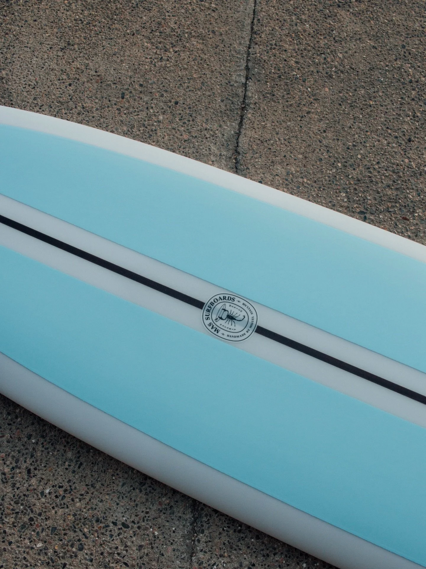 9&rsquo;0&rdquo; mini glider with some baby blue resin panels, perfect for these flat La Lancha days we&rsquo;ve been having
-
9&rsquo;0&rdquo; mini glider con paneles de resina azul, perfecta para estos d&iacute;as planos en La Lancha