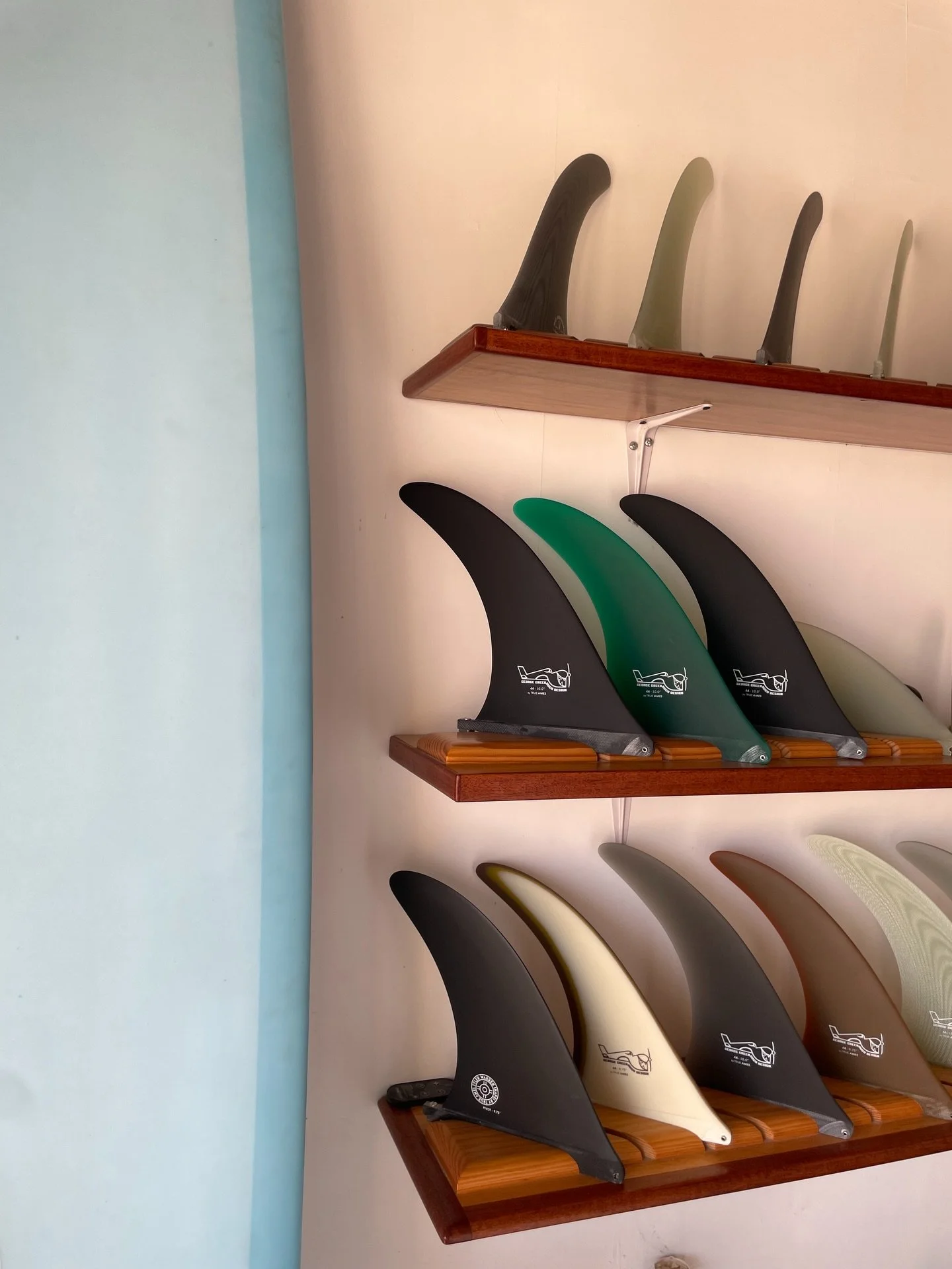 Fresh stock in the showroom. Come swing by for a shirt, some fins, or a whole board. 
-
Nuevo stock en el showroom. Pasat&eacute; por una playera, unas quillas, o hasta una tabla nueva.