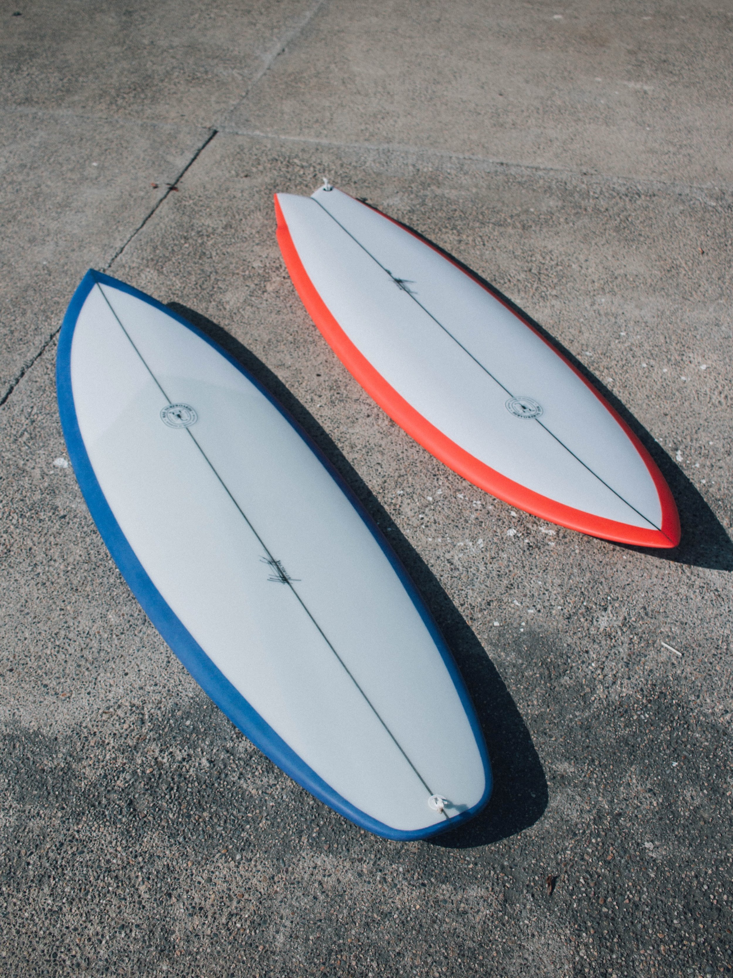 Left or right? (Blue one&rsquo;s still looking for a home.)
- Izquierda o derecha? (La azul todav&iacute;a sigue disponible.)