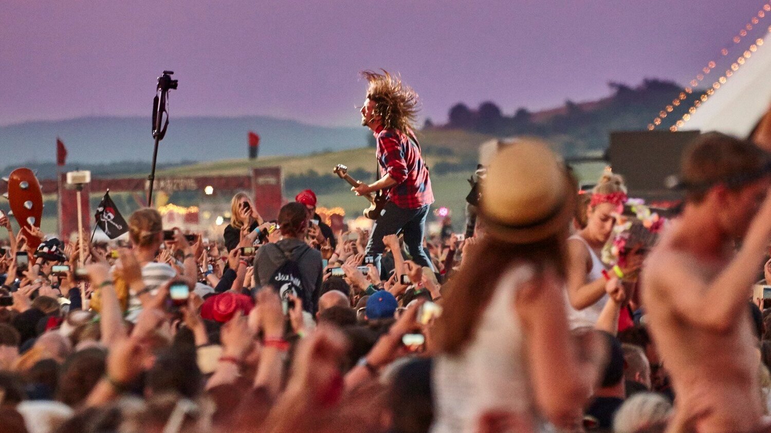 the-advisers-notebook-by-your-wealth-hub-advice-may-2020-issue-david-grohl-and-the-thrill-of-the-rock-show.jpg