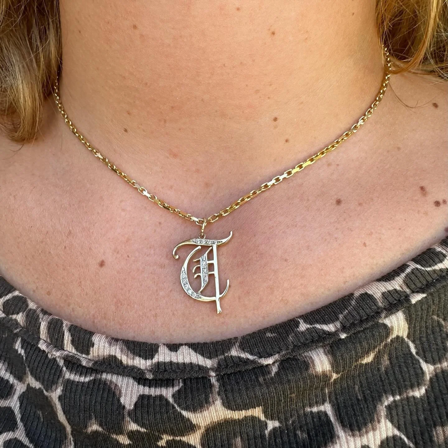 ✨NEW✨Personalize your stack with an 𝕺𝖑𝖉 𝕰𝖓𝖌𝖑𝖎𝖘𝖍 initial charm! 

DM to order 💕 JPJ