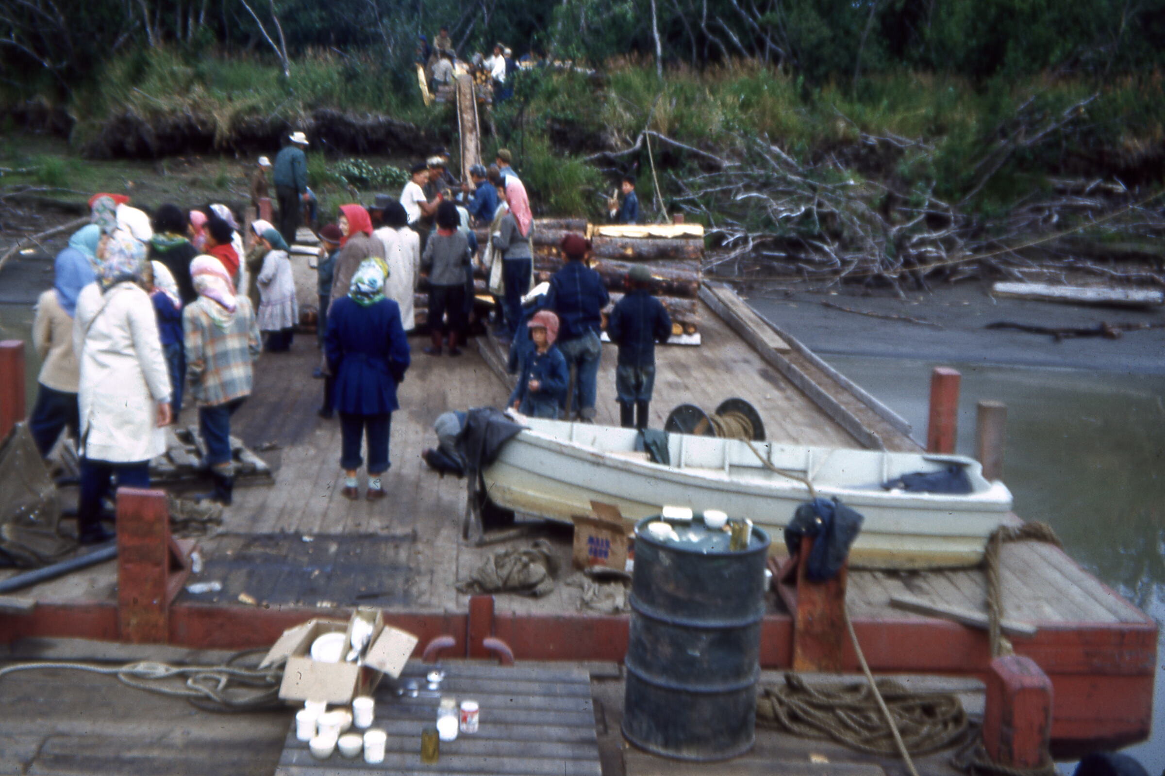  1951 loading cord wood onto barge. Photo on loan from the Henkelman Archives. 