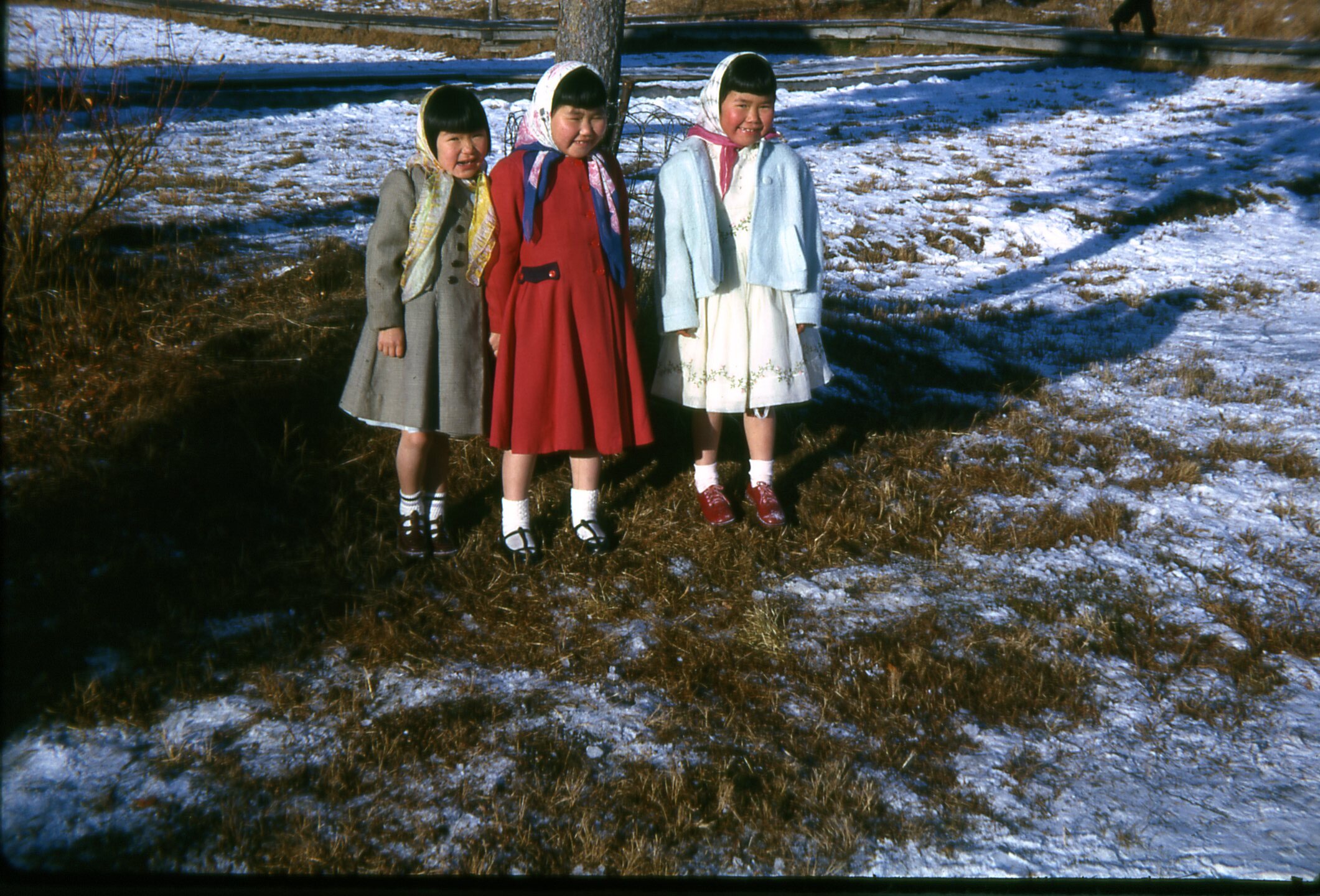 1962 Girls by Chapel.jpg