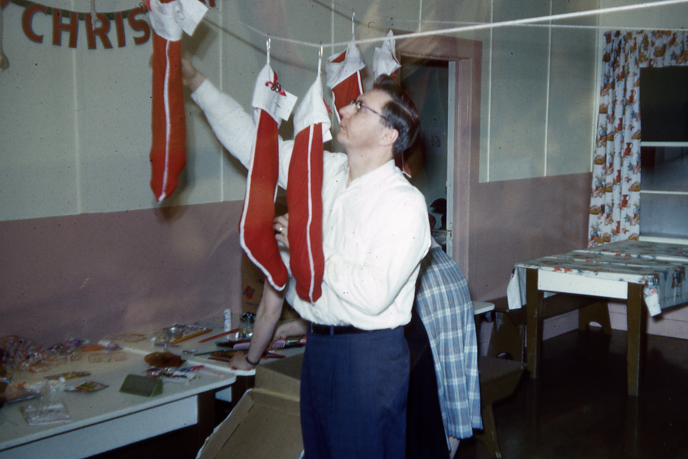 1962 Santa hanging stockings.jpg