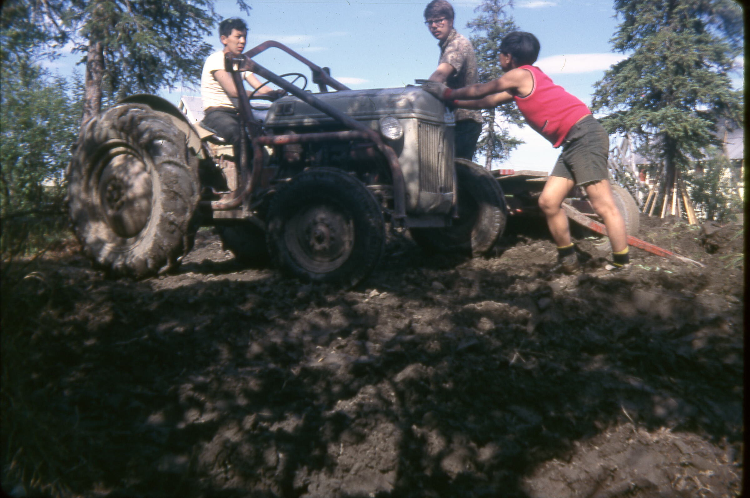 1971 Unsticking the Tractor.jpg