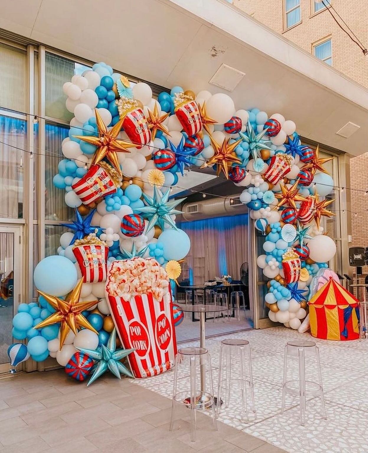 All eyes on me in the center of the ring 🎪🤡✨

The coolest circus themed install by our friends @balloontherapynashville!