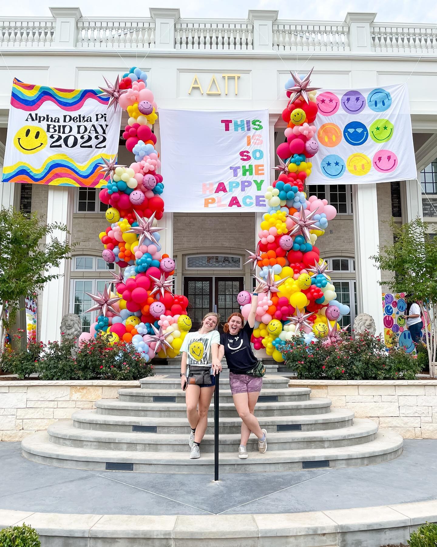 This is so the happy place 😊✨💕

The most fun weekend installing for @okstate rush week! Kicking off our posts with the happiest design for @okstateadpi 🤩