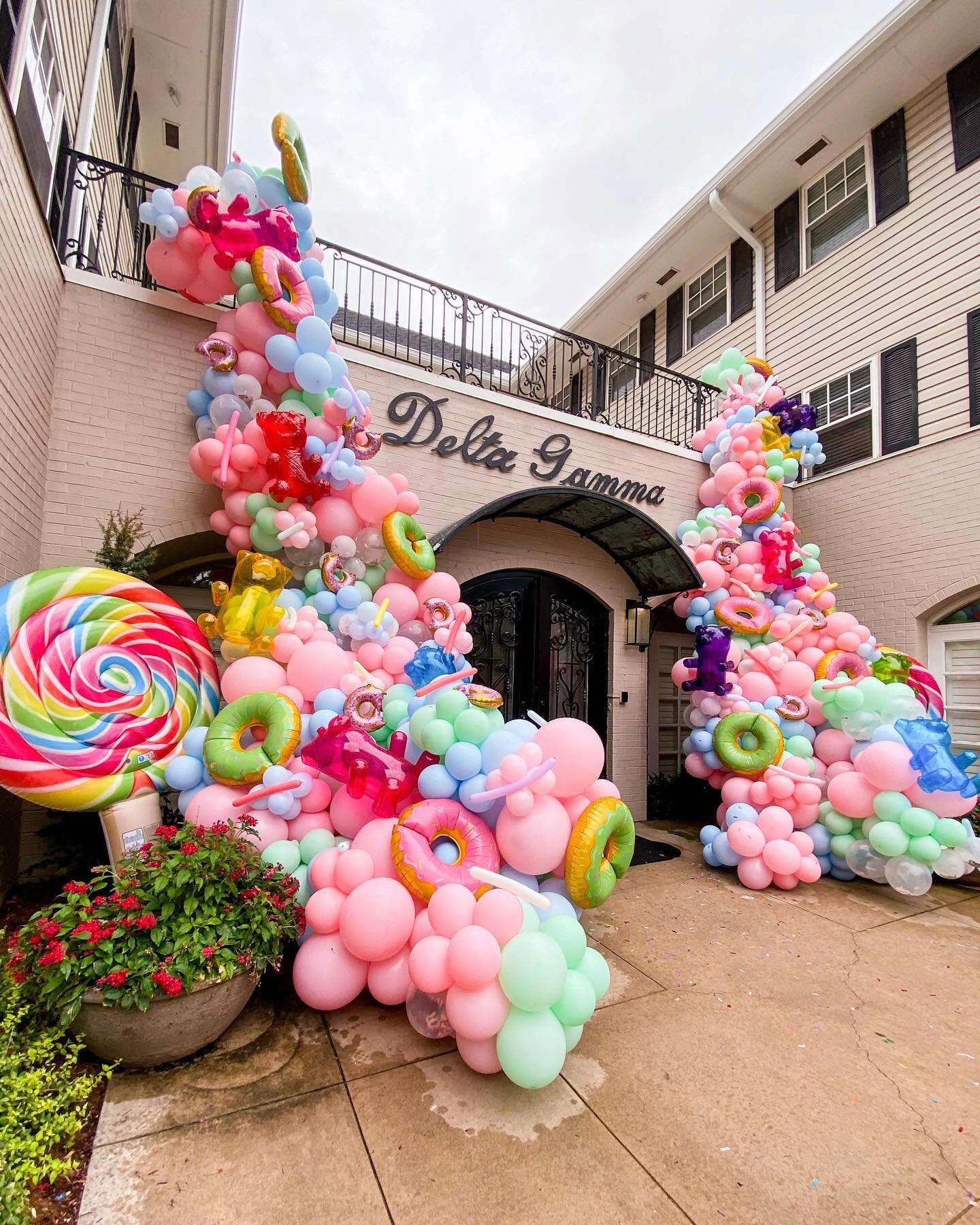 I want candy 🍭🍬🍩

The sweetest install for @oudeltagamma bid day! 💕💕