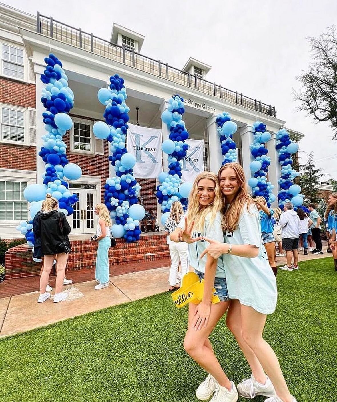 Summer blues 💙🦋

Loving this monochromatic moment for @oukkg 🔑