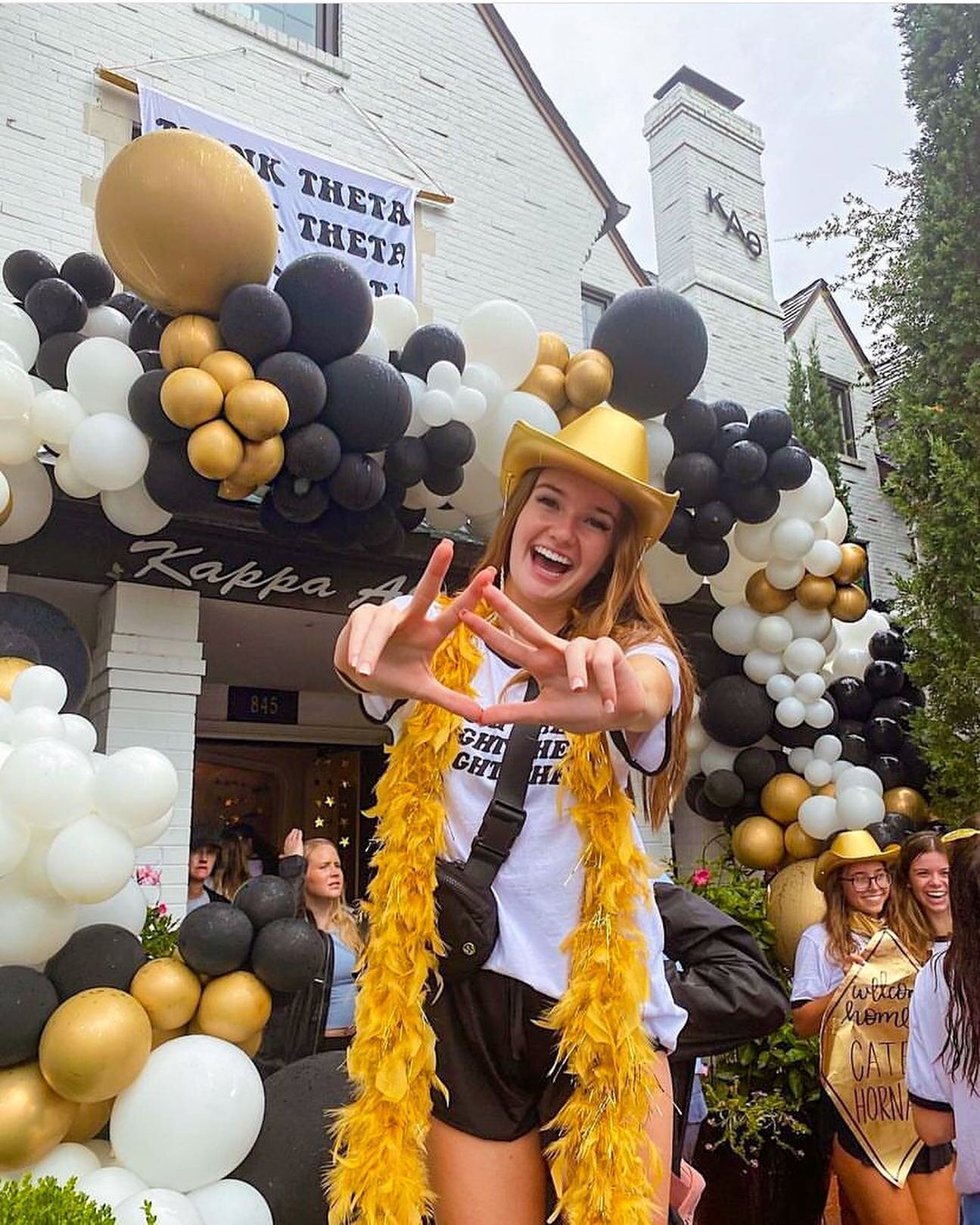 Think Theta 🖤✨🐆

Classic black, white, and gold for @oklahomatheta bid day!