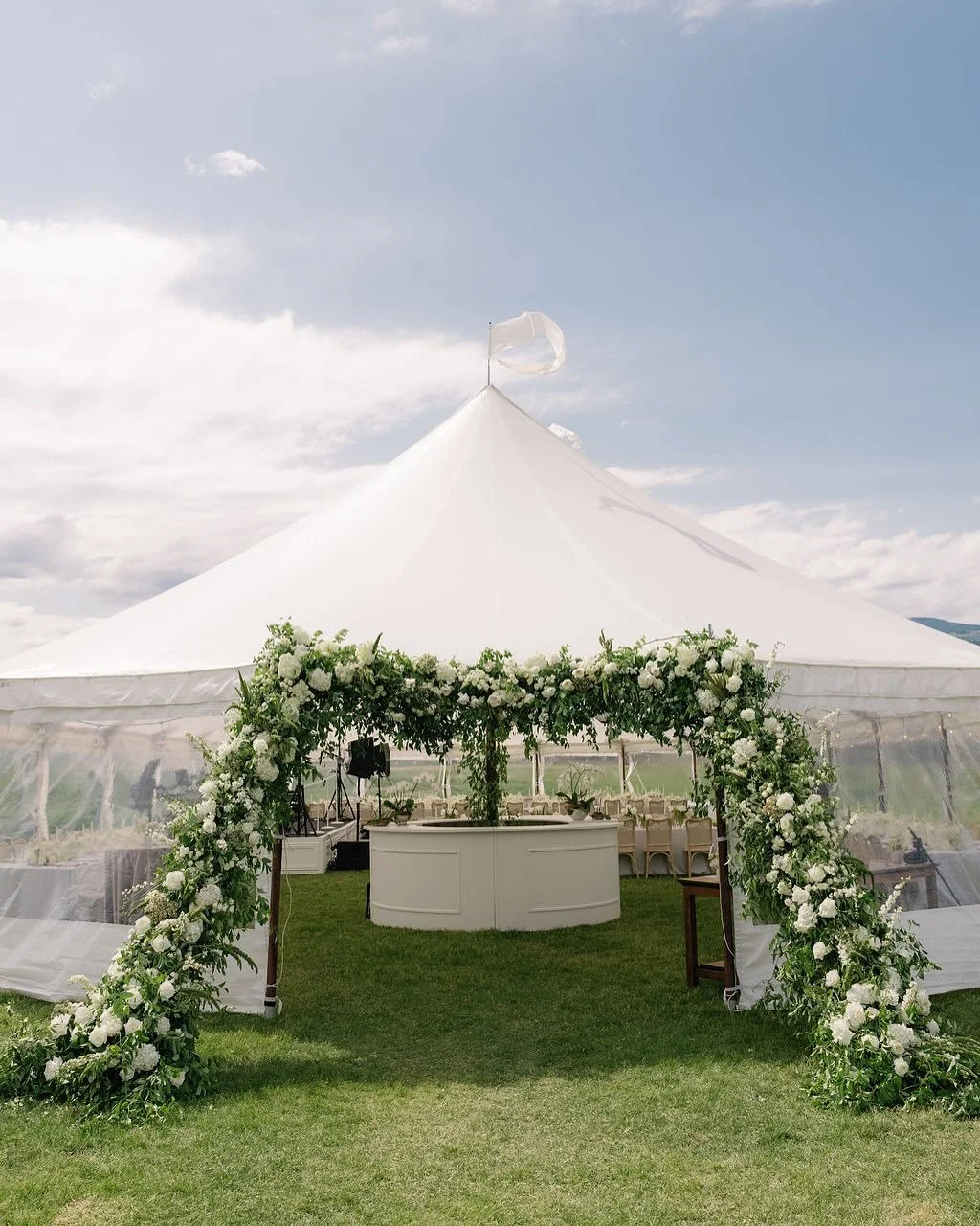Andi &amp; Nick&rsquo;s tented reception at Sage Lodge was defined by classic beauty and timeless style, where every detail felt purposeful and enduring. 🤍

@ashleyteresaweddings 
@amandajewelfloraldesign 
@montanapartyrentals 
@sagelodge 
@nuagedes