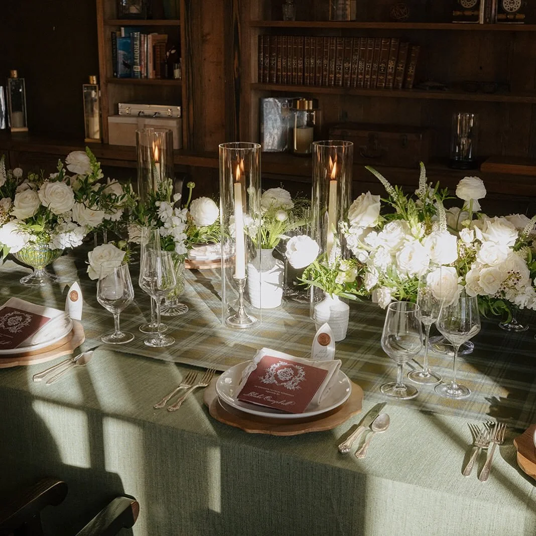 When the details of an elopement shoot perfectly embody your personal style 👩&zwj;🍳😘 

Photography: @foxtailsphotography 
Florals: @macsfloral 
Venue: @sagelodge 
Stationary: @seventhandanderson 
Couple: @greta_milkovic @jairomodel 
Dress: @claire