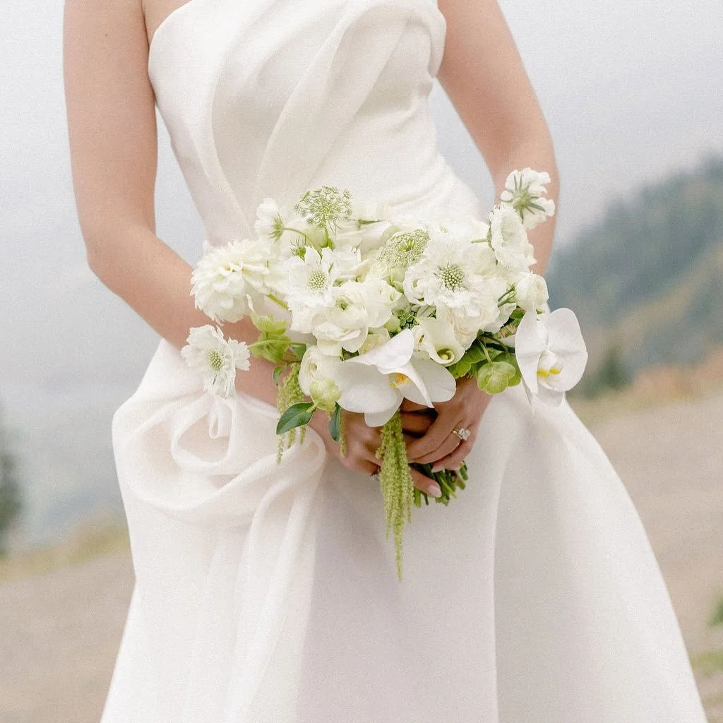 Can we take a moment for this gorgeous bouquet and sculptural dress 🤍

@baileykrystine 
@flowersfrommd 
@saintbridal 
@jacksonhole