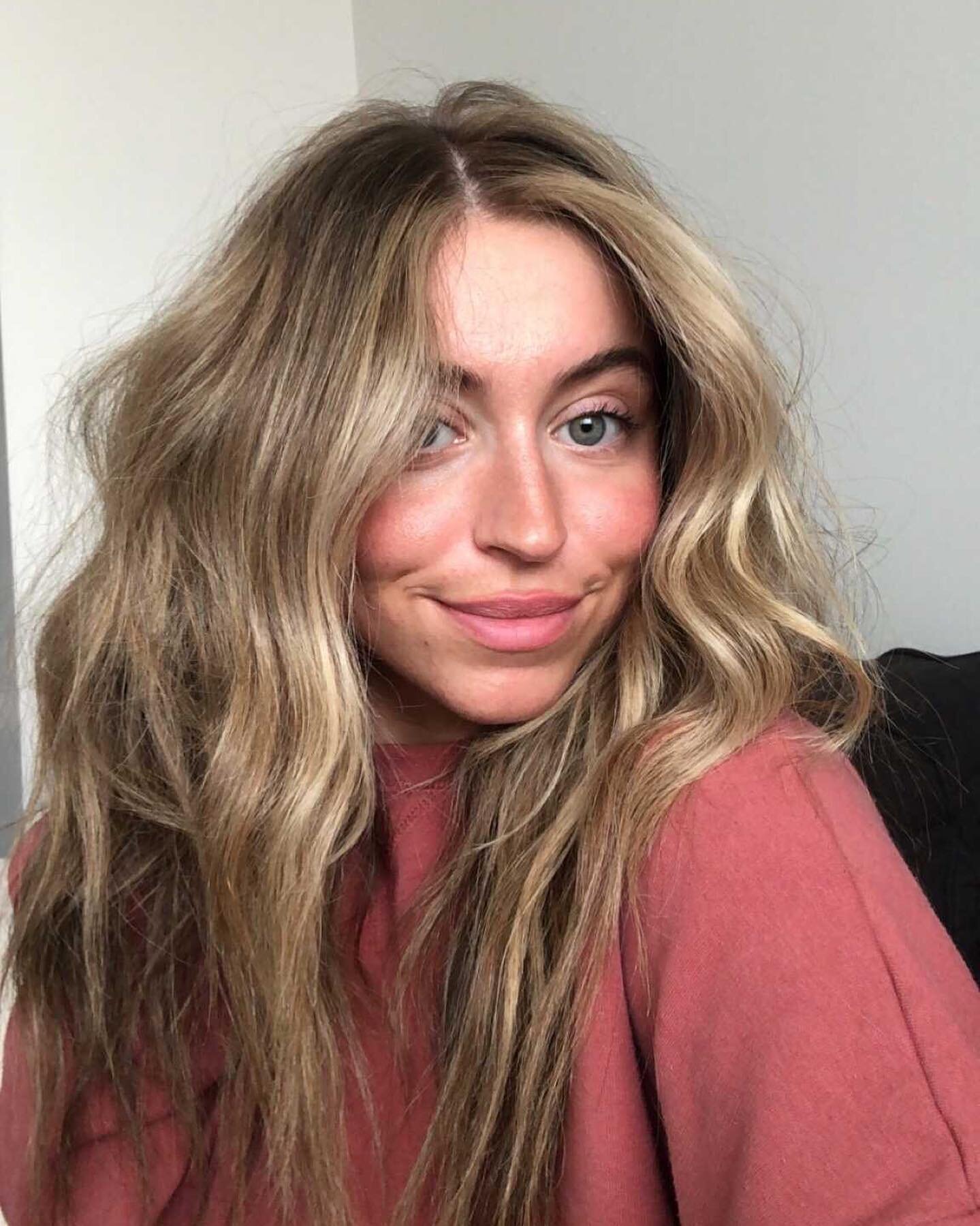 cutie client selfie by @bethany.u 🤍
.
.
#indyhairstylist #indianapolishair #blonde #balayage #indianapolisbalayage #redkenshadeseq #mastersofbalayage #bestofbalayage #americansalon