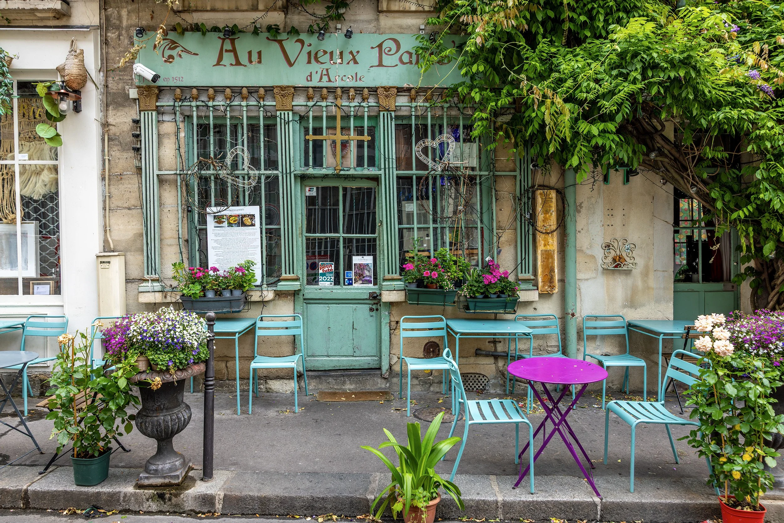 Springtime on Rue Chanoinesse32x48max-web.jpg