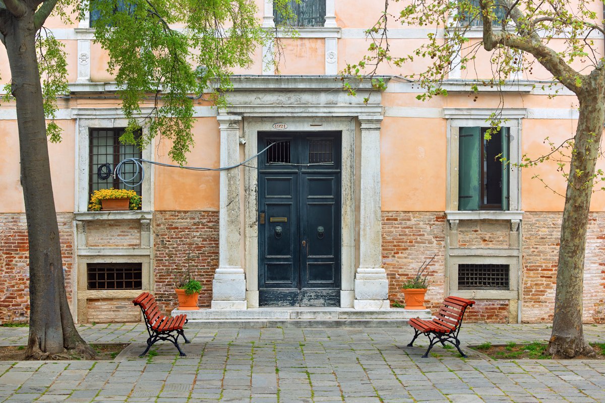 A-hidden-courtyard-in-the-morning-mistLR.jpg
