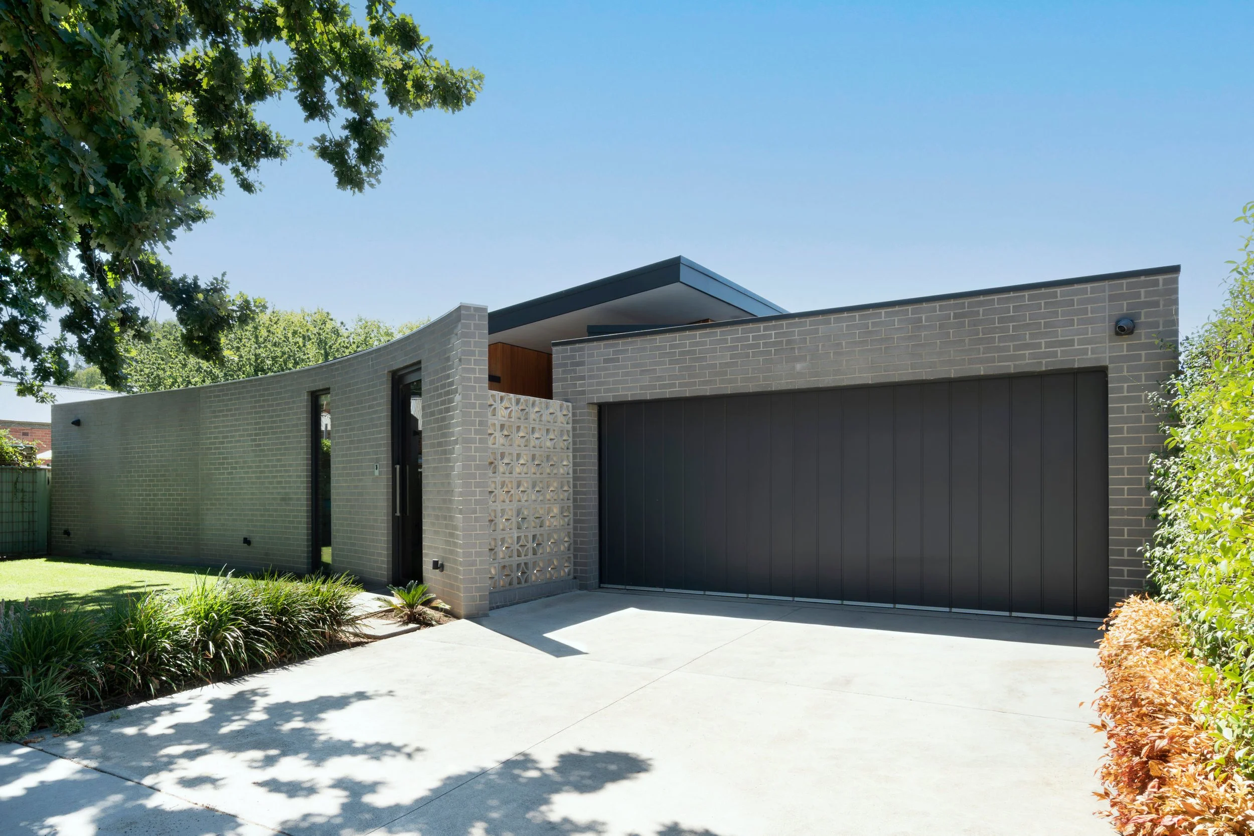 mid-century modern, Wangaratta, bricks, curved wall, breeze block, street tree