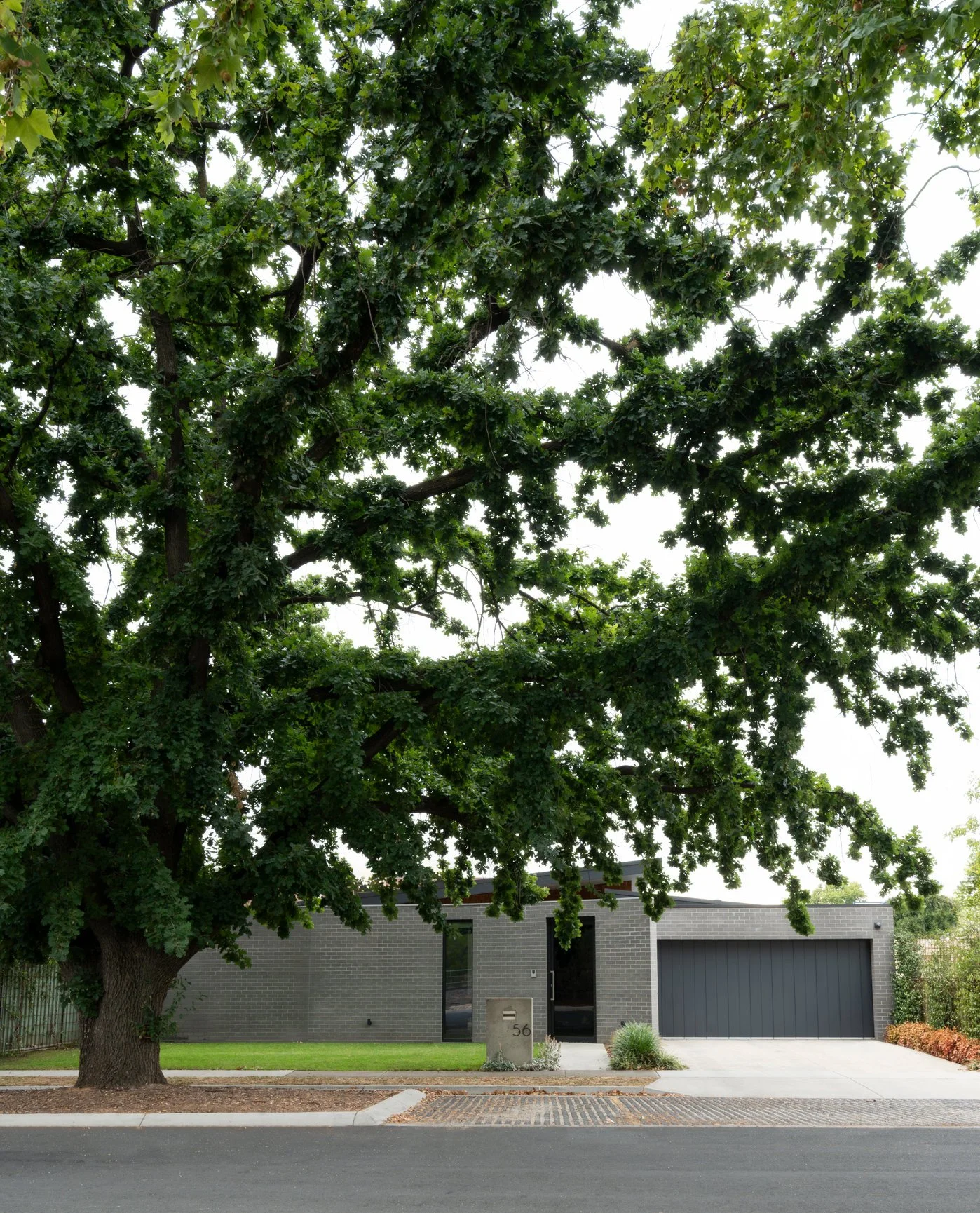 mid-century modern, Wangaratta, bricks, curved wall, street tree