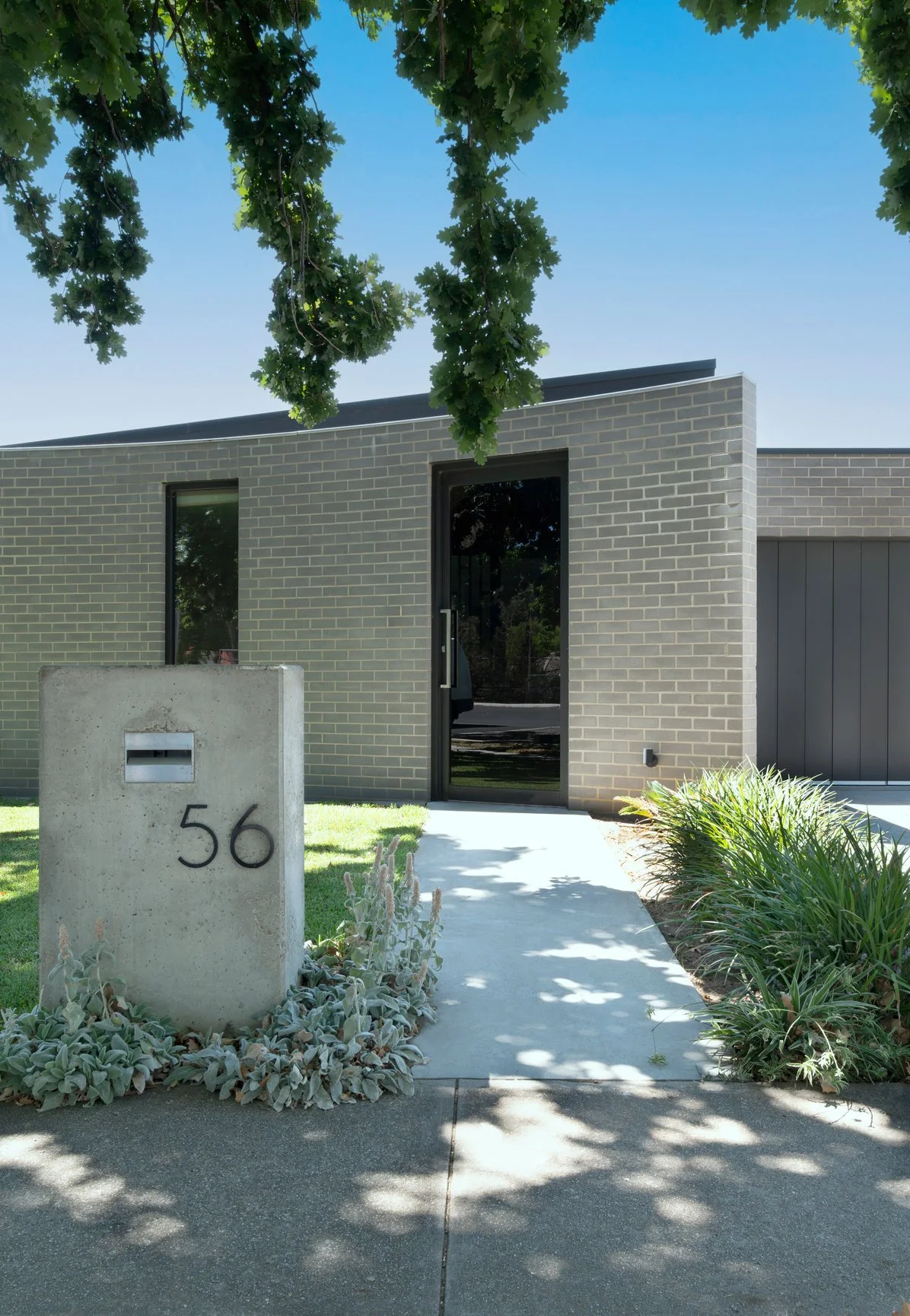 mid-century modern, Wangaratta, bricks, curved wall, street tree, front path