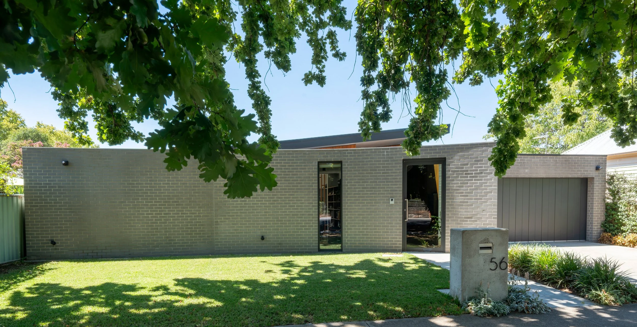 mid-century modern, Wangaratta, bricks, curved wall, street tree