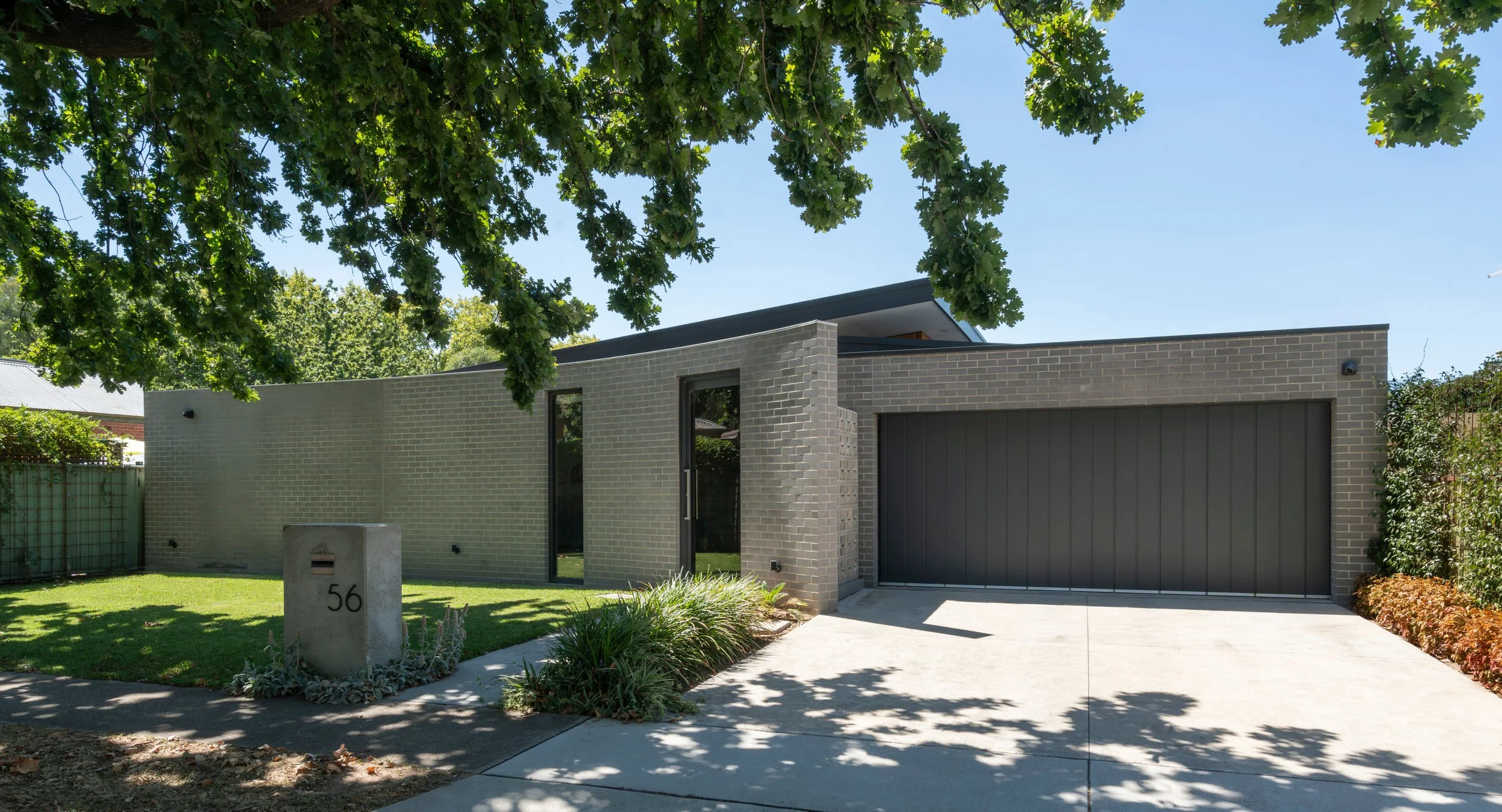 mid-century modern, Wangaratta, bricks, curved wall, street tree