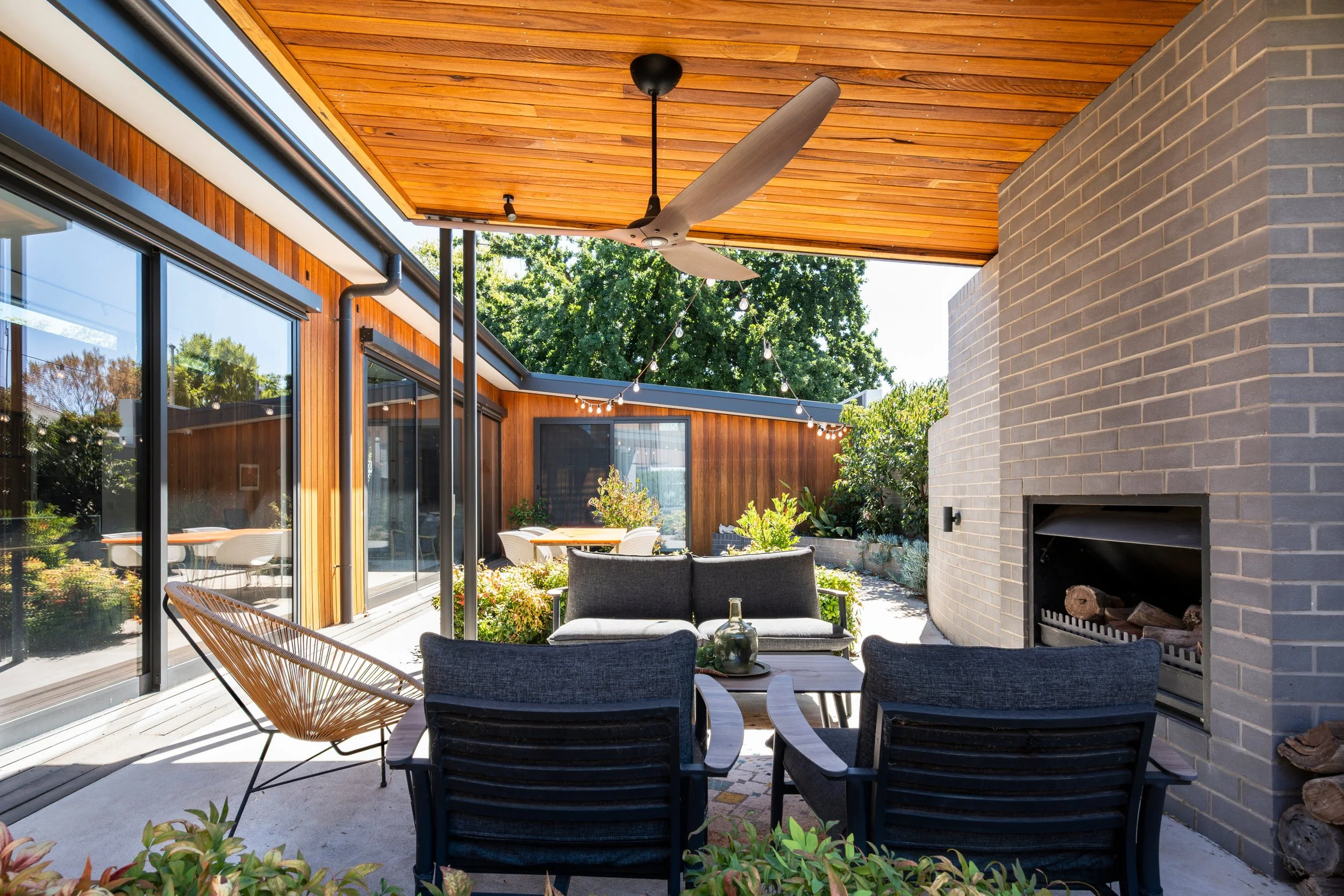 courtyard, backyard, alfresco, outdoor fire, curved brick wall, festoon lights