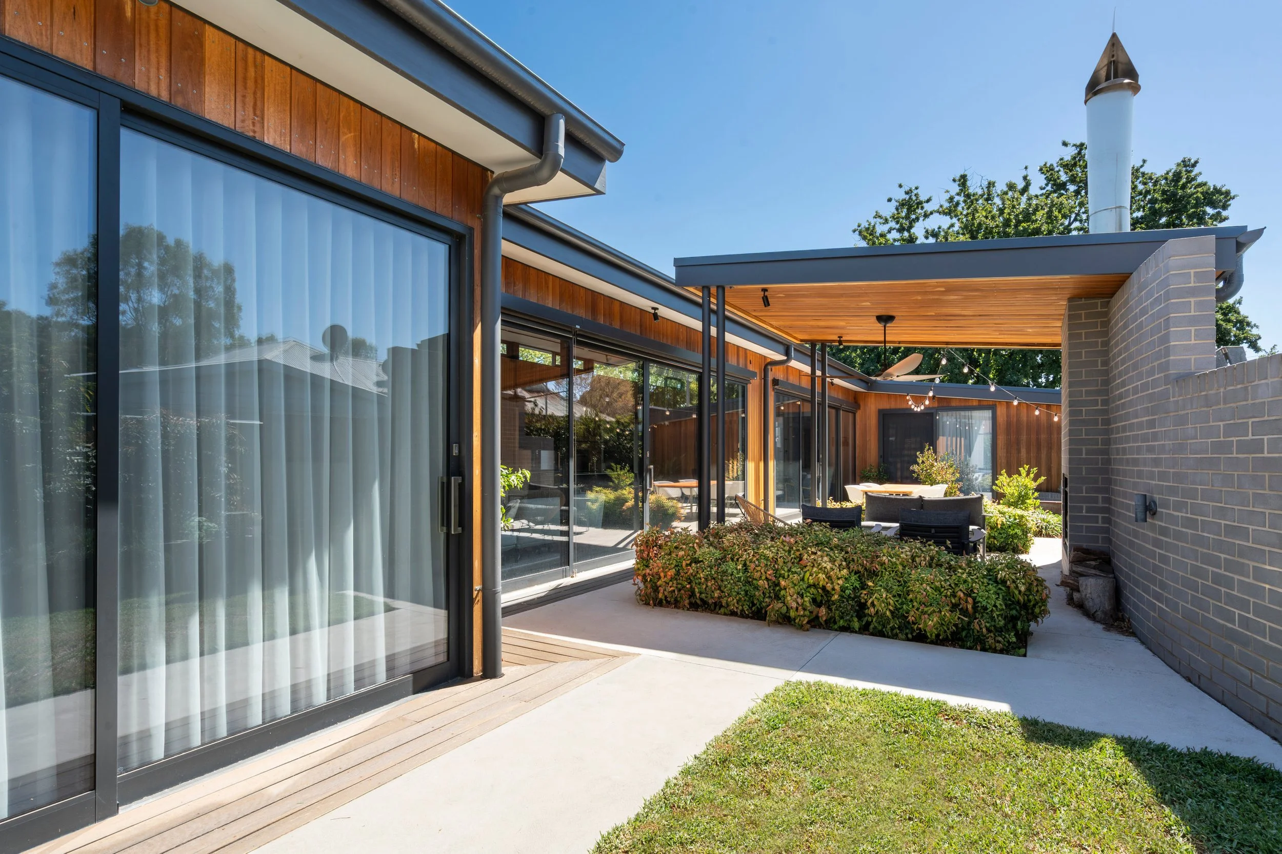 courtyard, backyard, alfresco, outdoor fire, curved brick wall