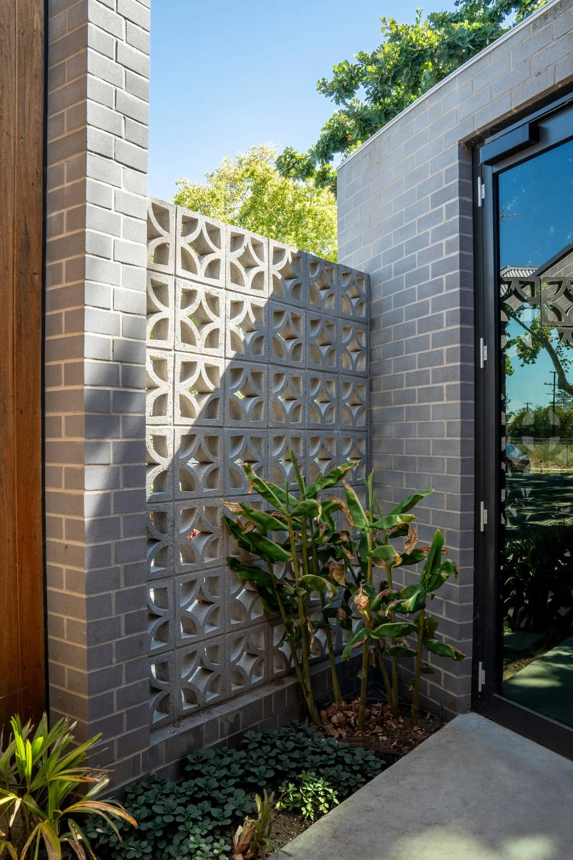mid-century modern, Wangaratta, breeze blocks, bricks, entry courtyard
