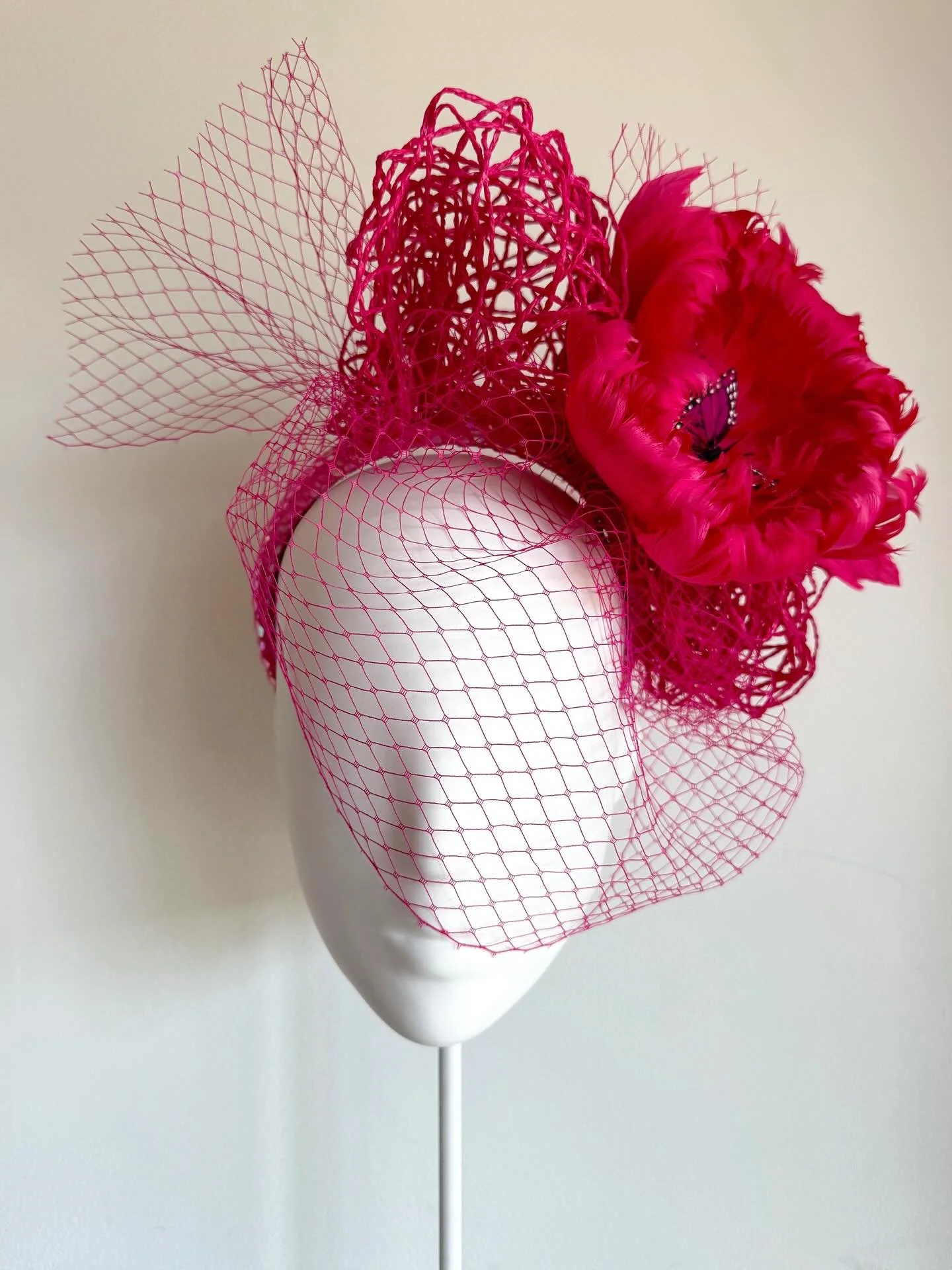 New electric pink piece alert ‼️ 
Sculpted natural materials, centered with oversized feather floral &amp; delicate veiling&hellip;&hellip;&hellip;&hellip;&hellip;&hellip; Now available online on matchosuba.com or from our Chapel st.studio&hellip;&he