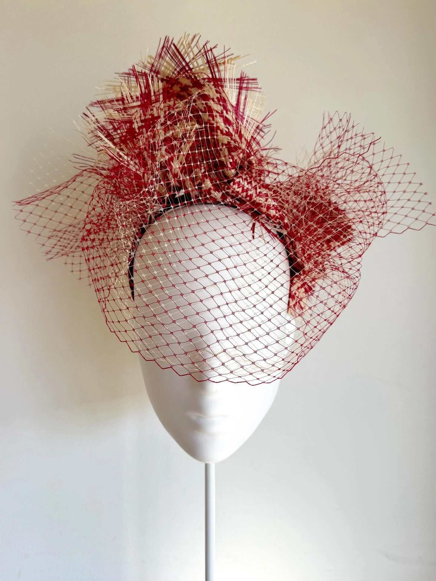 New piece alert ‼️ 
Stunning two tone sculpted straw with raw edges, red &amp; cream, what a combination&hellip;&hellip;&hellip;&hellip;&hellip;&hellip;. Finished off with double two tone veiling. 
Available online on matchosuba.com or from our Chape