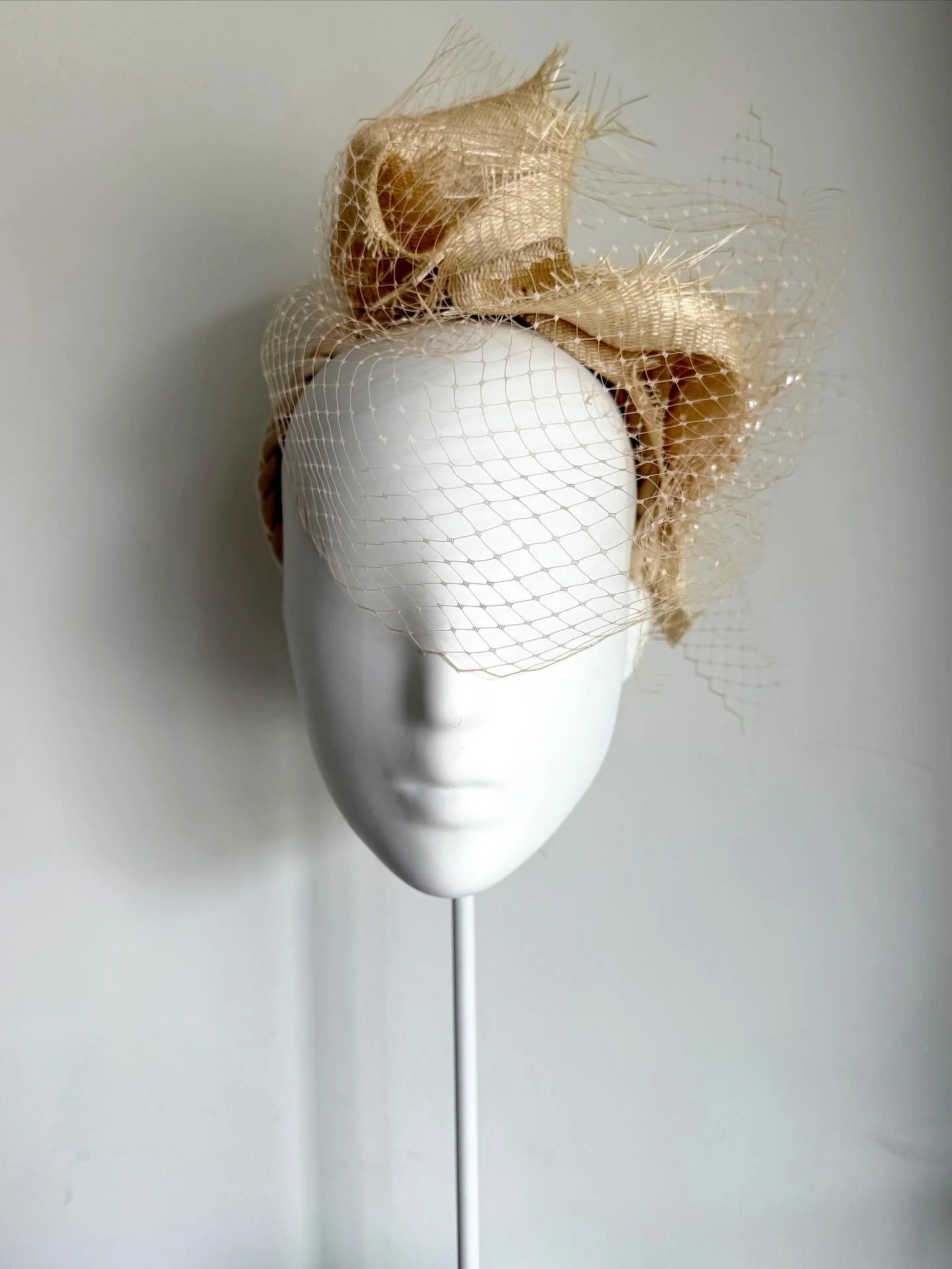 Natural sculpted delight&hellip;&hellip;&hellip;&hellip;&hellip;&hellip;&hellip;.
Sculpted natural beige straw with distressed edges, finished off with a delicate cream veiling &amp; feature pearl brooch, understated eleganza&hellip;&hellip;&hellip;&