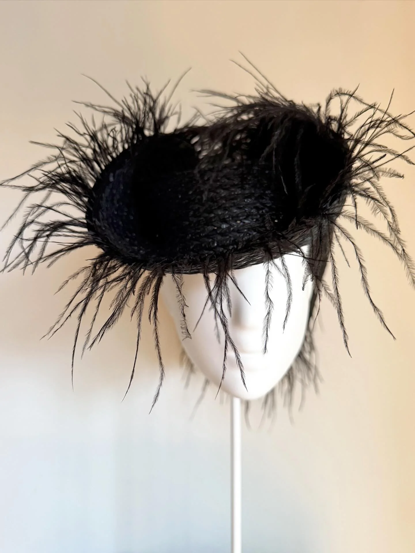 Yeehaaaaaaw, say cowboy but make it fashion&hellip;&hellip;&hellip;&hellip;&hellip;&hellip;
Sculpted black straw deconstructed cowboy shape hat, decorated with lines of ostrich feathers, for that extra movement&hellip;&hellip;&hellip;&hellip;&hellip;