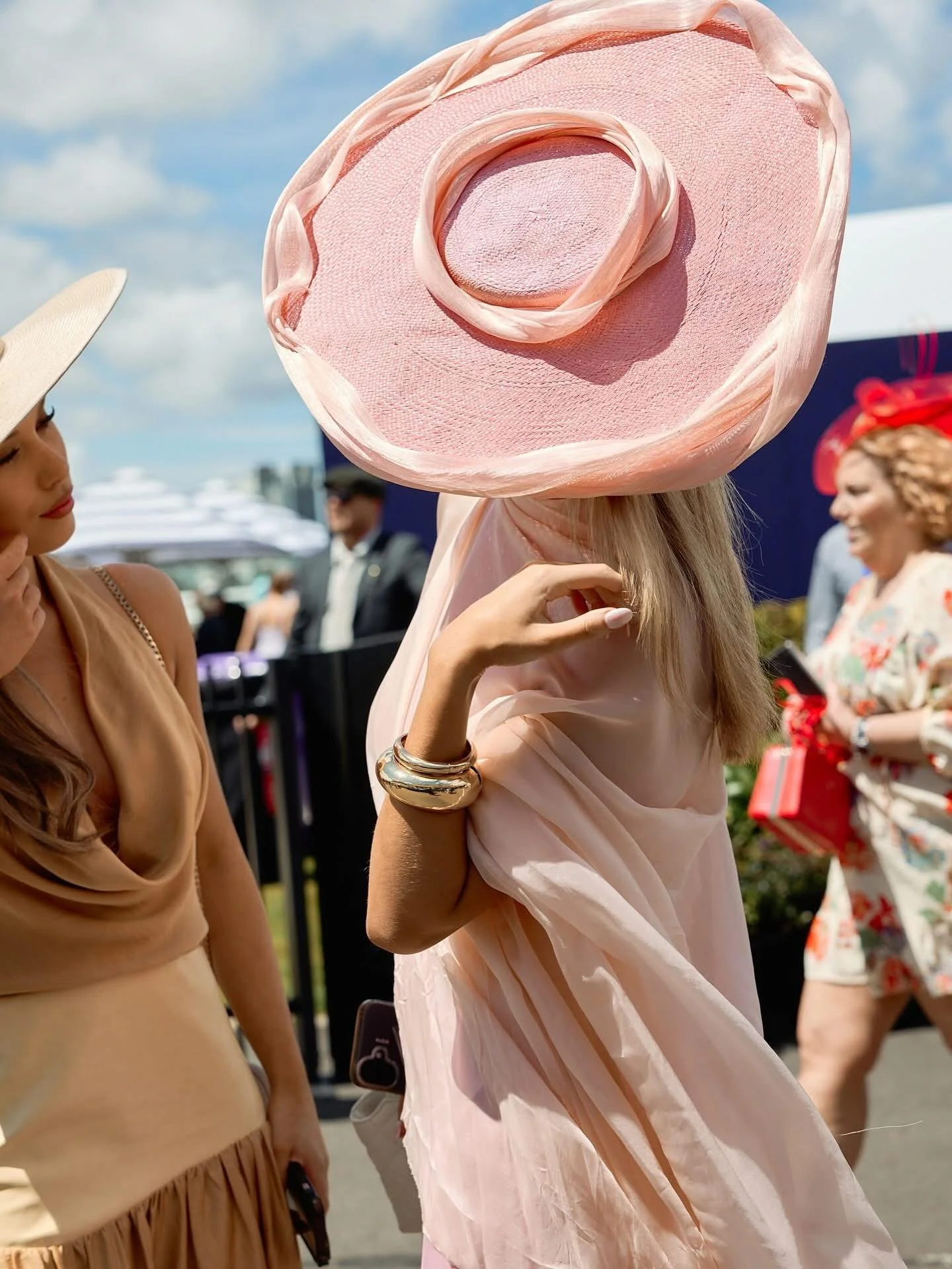 This moment deserves one more post&hellip;&hellip;&hellip;&hellip;&hellip;&hellip;..,..
Stunning @delaineymary in custom @matchosubadesignstudio wide brim hat with twisted silk, for the moment like this we do what we do&hellip;&hellip;&hellip;&hellip
