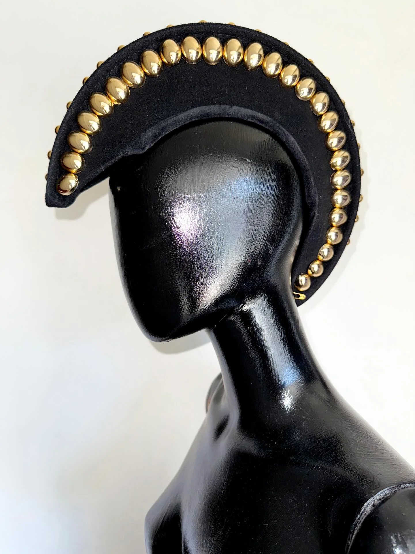 If there was a hat which defined our 2025, it&rsquo;s definitely our studded felt Mohawk&hellip;&hellip;&hellip;&hellip;&hellip;&hellip;&hellip; Full of attitude, but not on a aggressive way, understated eleganza with a touch of punk&hellip;&hellip;&