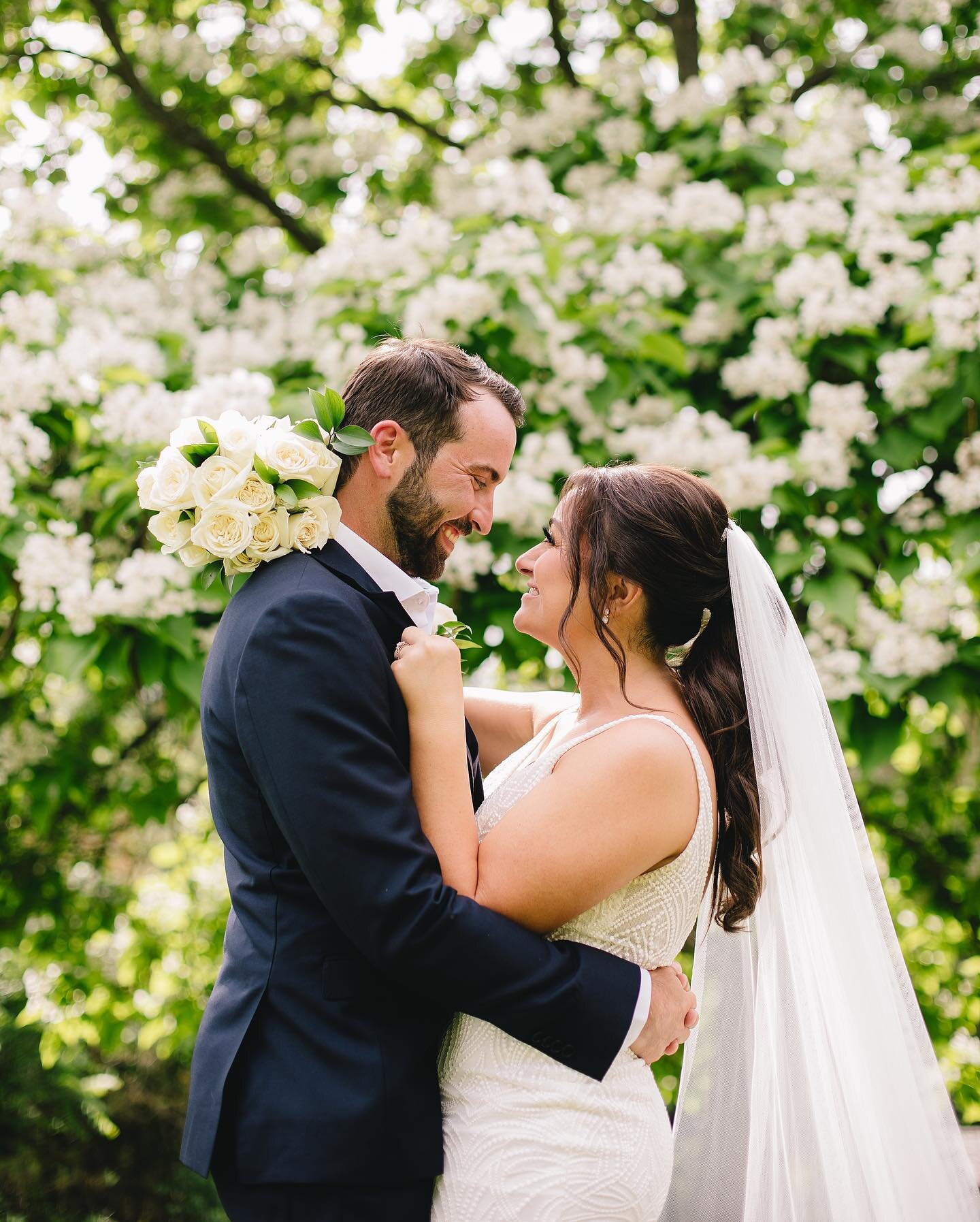 This beautiful weather has us reminiscing on the perfect wedding day Sam &amp; Spencer had!☀️