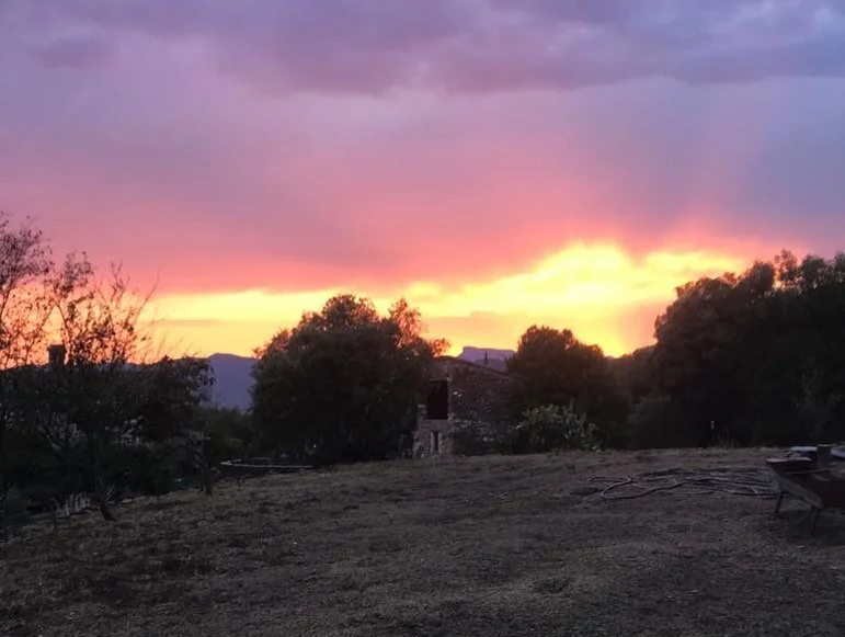 Este es el nuevo espacio donde Yanay planta sus raices. Luce as&iacute; despu&eacute;s de la lluvia. 
Espectac&uacute;lar. 
De momento te mostramos la parte exterior. Dentro la estamos reformando, pintando y re-organizando para que se convierta en un