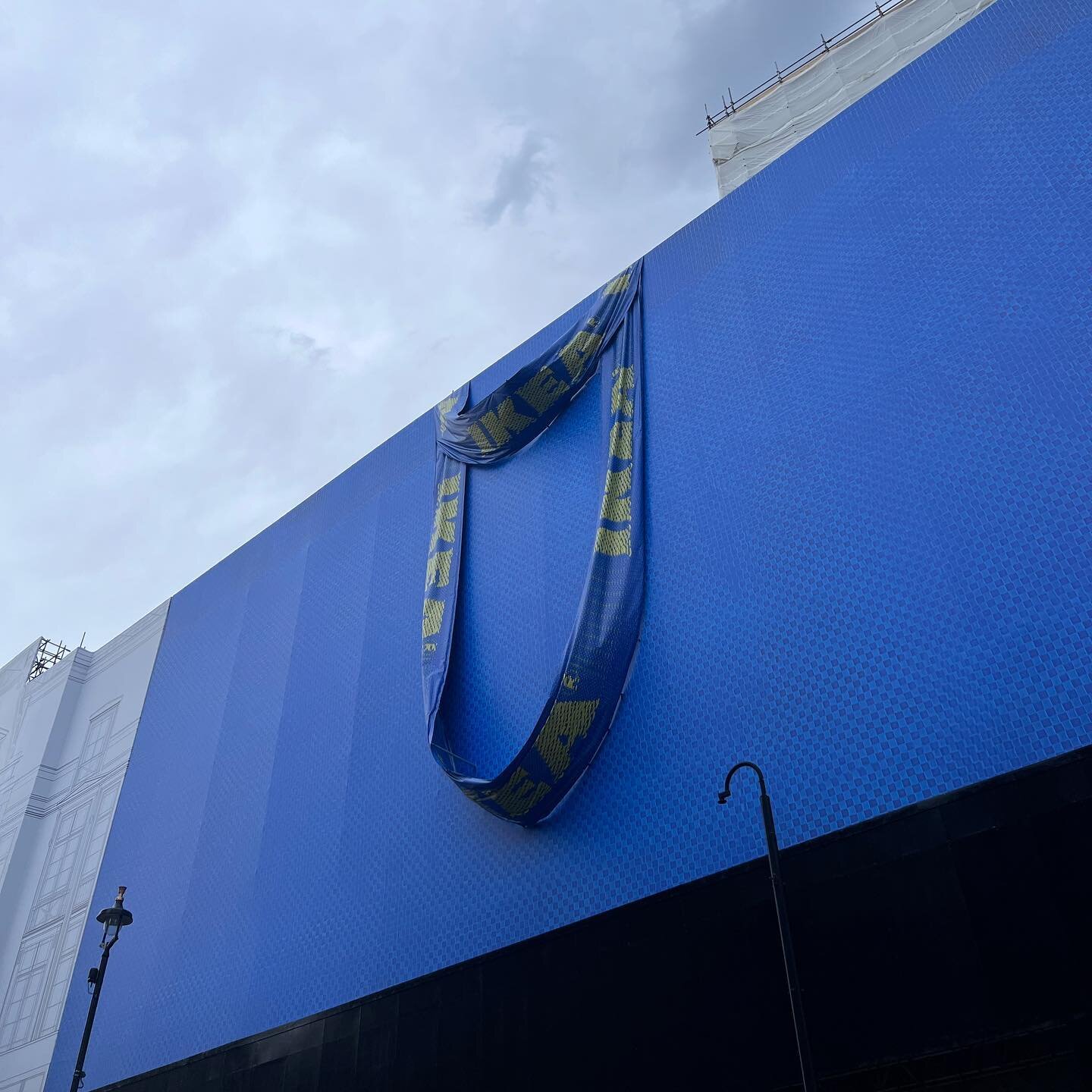 Sometimes the most simple things are the most powerful 💪 

Hats off to @ikea for there activation to announce to the world they are taking over the old @topshop store! 👏