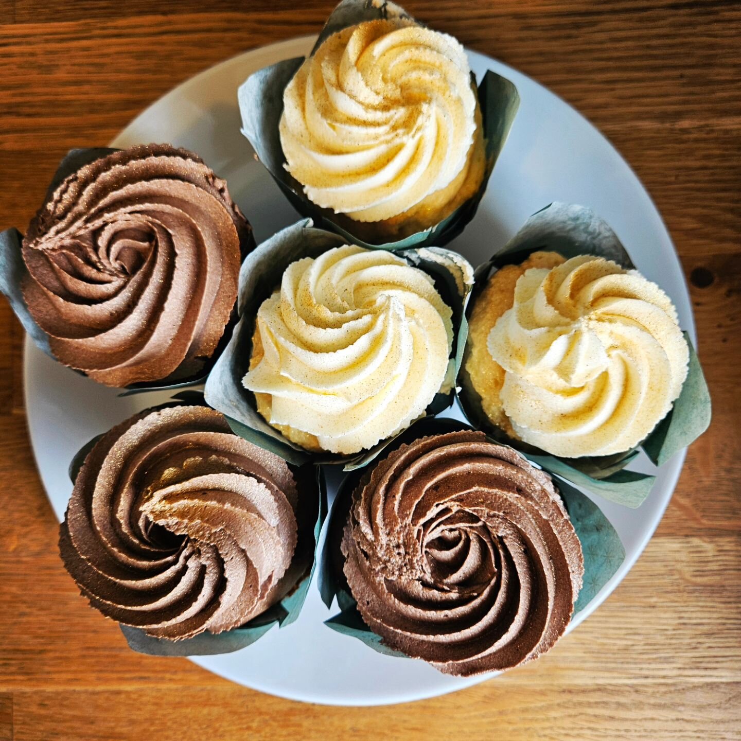 We have these cupcakes up for grabs! 3 chocolate, 3 vanilla. Gluten free and dairy free! 
You don't need an occasion for cupcakes 😋😉🧁

#cupcakes #weekendtreat #yum