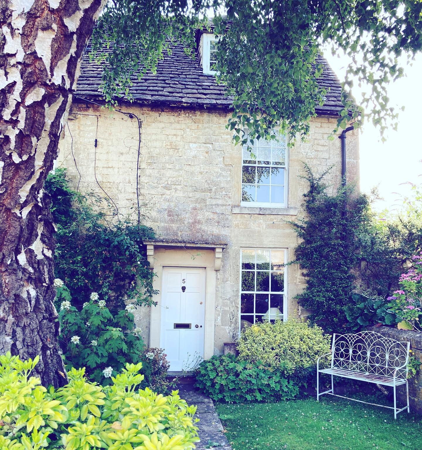 Isn&rsquo;t this cottage as pretty as a picture 🙌That bench is perfect for a cold glass of wine as the sun goes down. I discovered this little gem when I was out for a walk round the little side streets of Bradford on Avon. There&rsquo;s so many pre