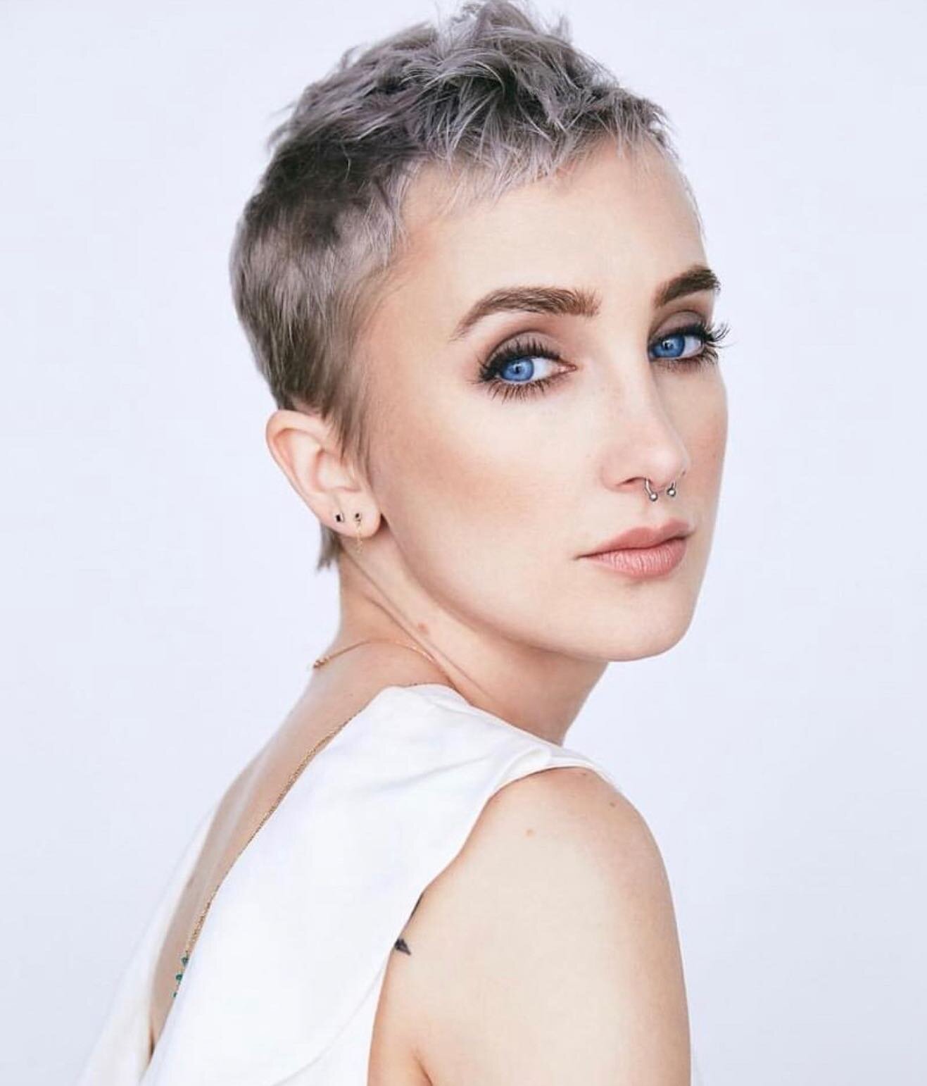 #fbf  @emilylambertpics I #love this picture&hellip; SHES not only an #epic #photographer but she looks good in almost any color&hellip; this is bar far one of my #favorite  #doubleprocess #slate #gray #pixiecut #coloredbyzoewiepert @bumbleandbumble 