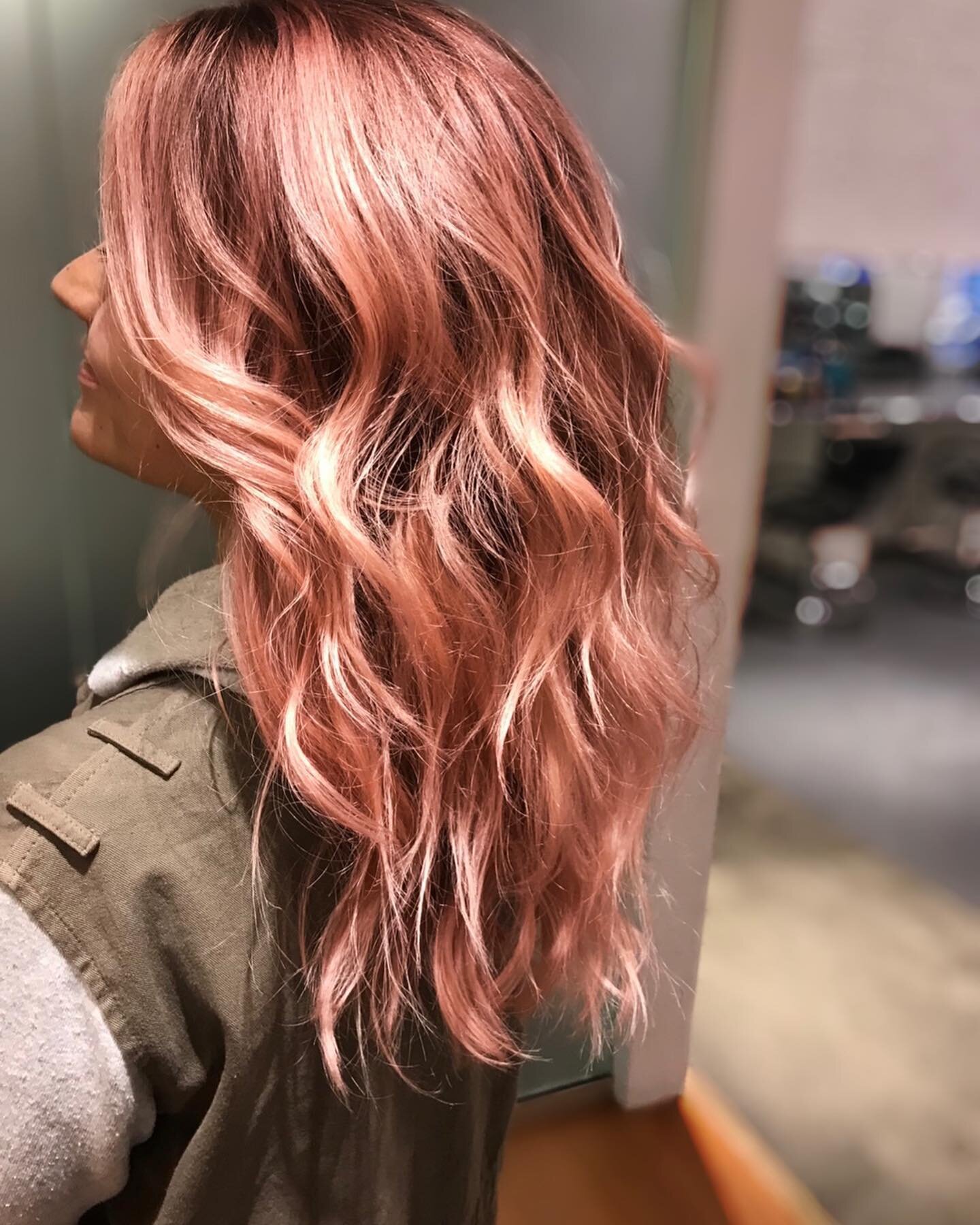 #onwednesdayswewearpink 💕💕💕💕💕💕💕💕💕💕Here is a beautiful overly toned #coral  and #pink highlight . One thing I want to make sure to tell you all is this is a beautiful tone , but because it&rsquo;s an un-natural tone it will fade much quicker