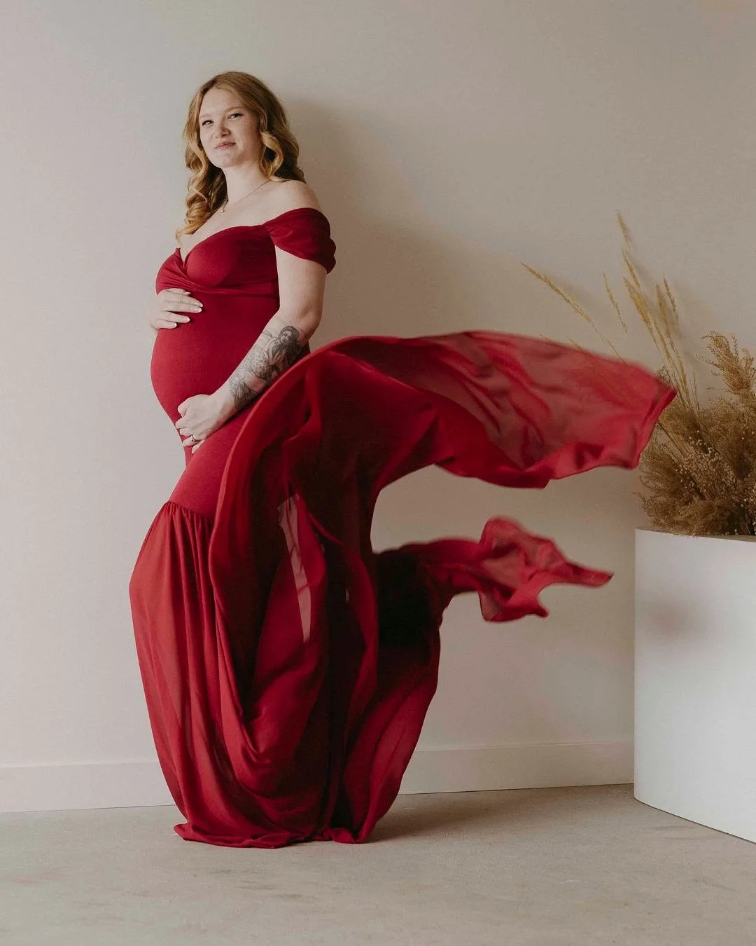 Red, just in time for the holidays. 🎄 

Only two spots left for my holiday sessions at the @thefffstudio &mdash; the cutest studio with the most gorgeous window and a flower wall that is always to die for! 

These sessions are open to anyone! There 