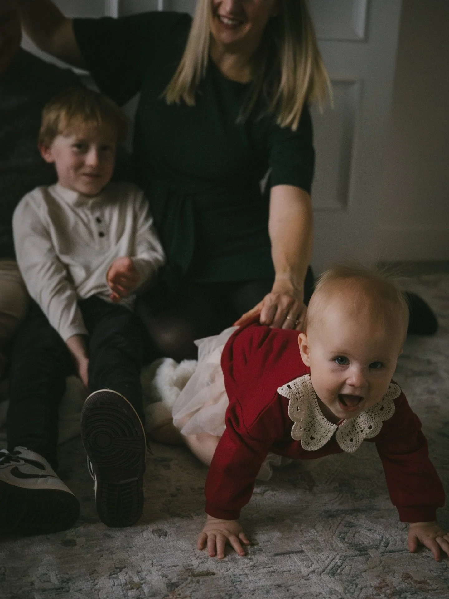 You don&rsquo;t have to have the Christmas tree, the holiday props, the wreaths and garland and all the &ldquo;fuss&rdquo; to get holiday photos. 

My sessions this year were done strategically. Minimal. To show everyone that you don&rsquo;t need all