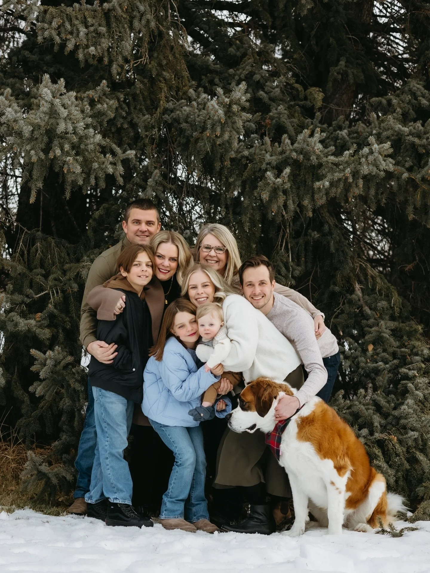 There&rsquo;s something so magical about winter sessions. Everyone bundles up and knows the assignment and all of a sudden, you don&rsquo;t even remember that it&rsquo;s cold. ❄️

Calgary Family Photographer | Calgary Couple Photography | Family Phot
