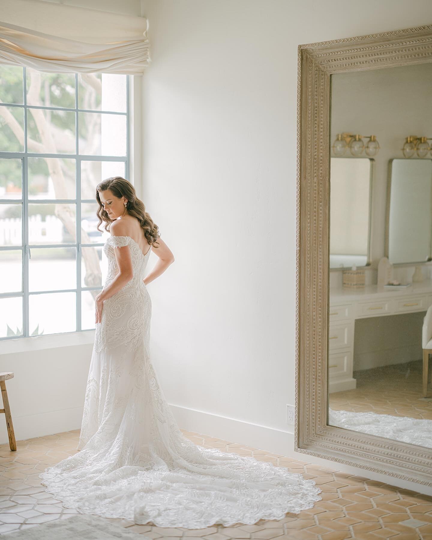 Basically want to move into the bridal suite at @grandgimeno.  Every detail is perfection. ✨ 

@palmandpineevents
@grandgimeno
@jayscatering
@taylorkinziephoto
@samengfilms
@thirdandpark
@secondsong_official
@susiecakesbakery
@lookgoodonpaperco
@sund